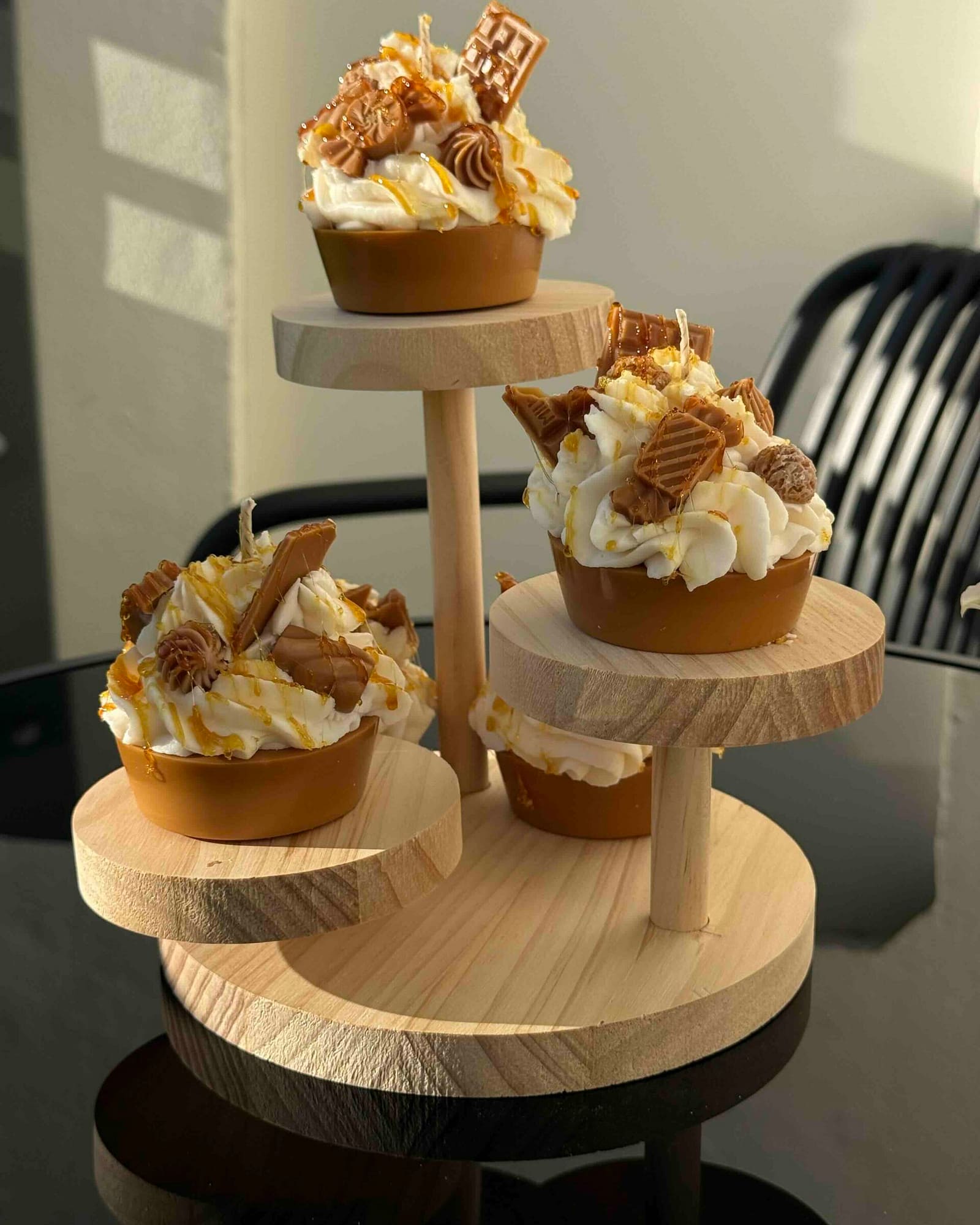 home luxury dessertkerze karamell haselnuss – schoko cupcake kerze | handgemacht aus oliven & sojawachs