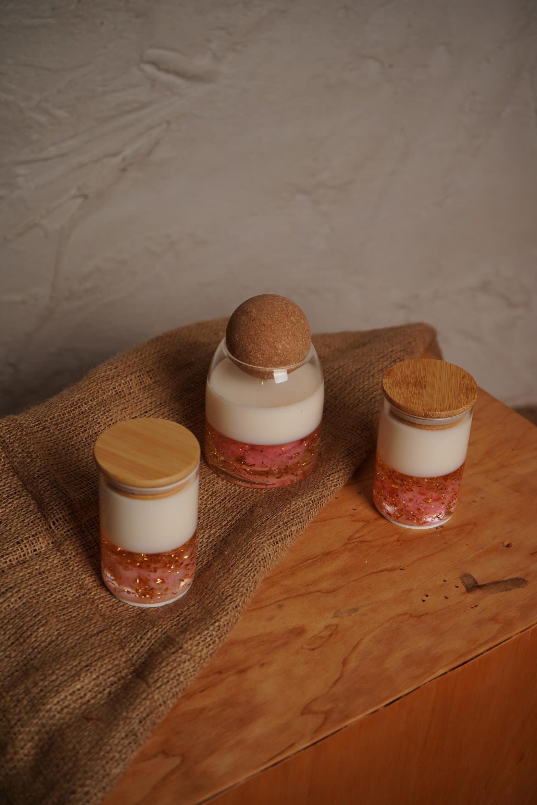 Handmade Sojawachs Kerze im Glas mit Gelwachs Luxury Kerze aus Sojawachs und Gelwachs mit goldener Blattfolie und Bambusdeckel