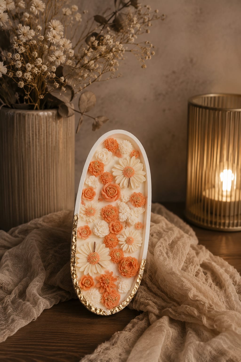 Orange Blumenkerze aus Gips mit Olivenwachs Handgemachte Gipskerze mit Olivenwachs und orangefarbenen Blumen aus Sojawachs