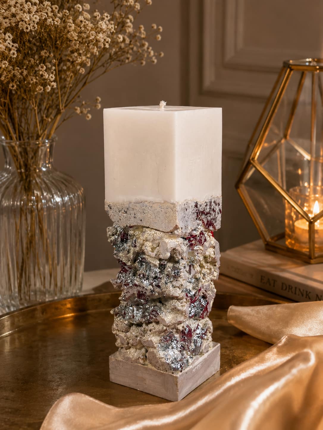 Luxuriöse handgemachte Karamellkerze mit Silberdetails Handgemachte Karamell Sojakerze mit Silberdesign aus Beton