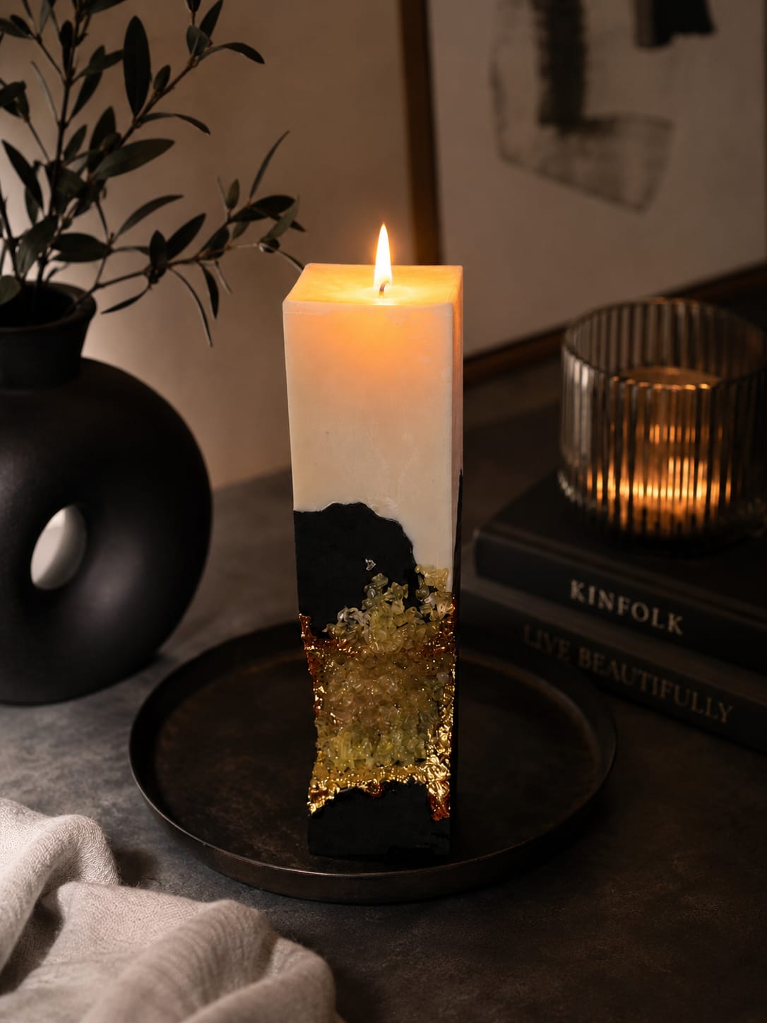 Handgemachte Kristallkerze ohne Duft Dekorative nicht aromatisierte Kristallkerze mit goldenen Details im luxuriösen Interior