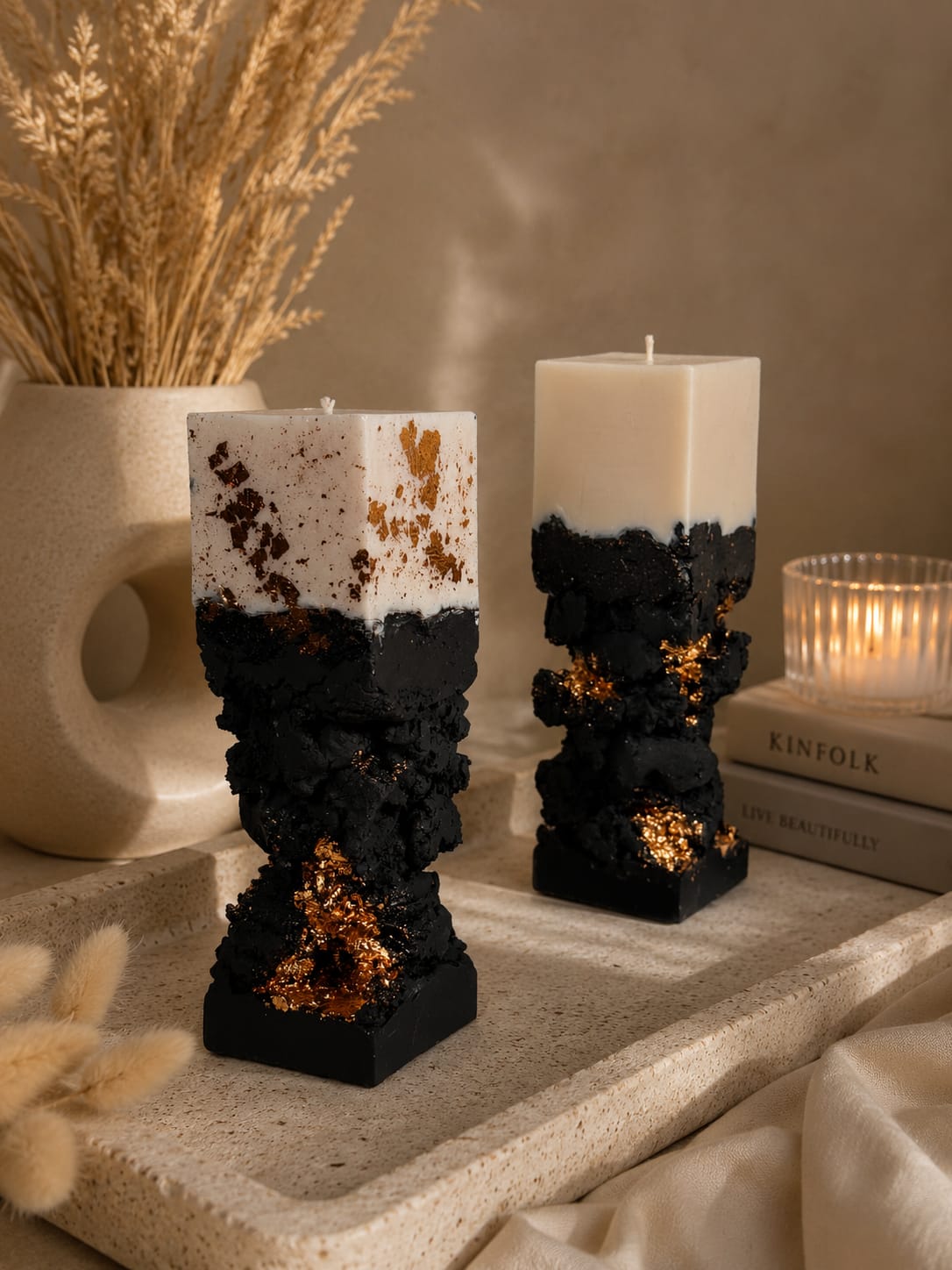 Luxus Designkerze Schwarz Gold Handmade Schwarze handgefertigte Designkerze mit goldenen Akzenten im modernen Interior