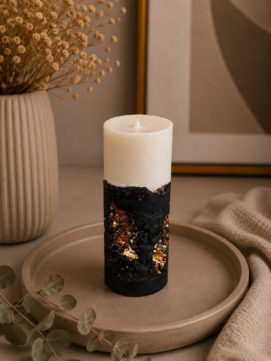Schwarze Luxuskerze aus Sojawachs – Mystic Paradise Schwarze handgefertigte Kerze aus Sojawachs mit Goldfolie und moderner Betonoptik