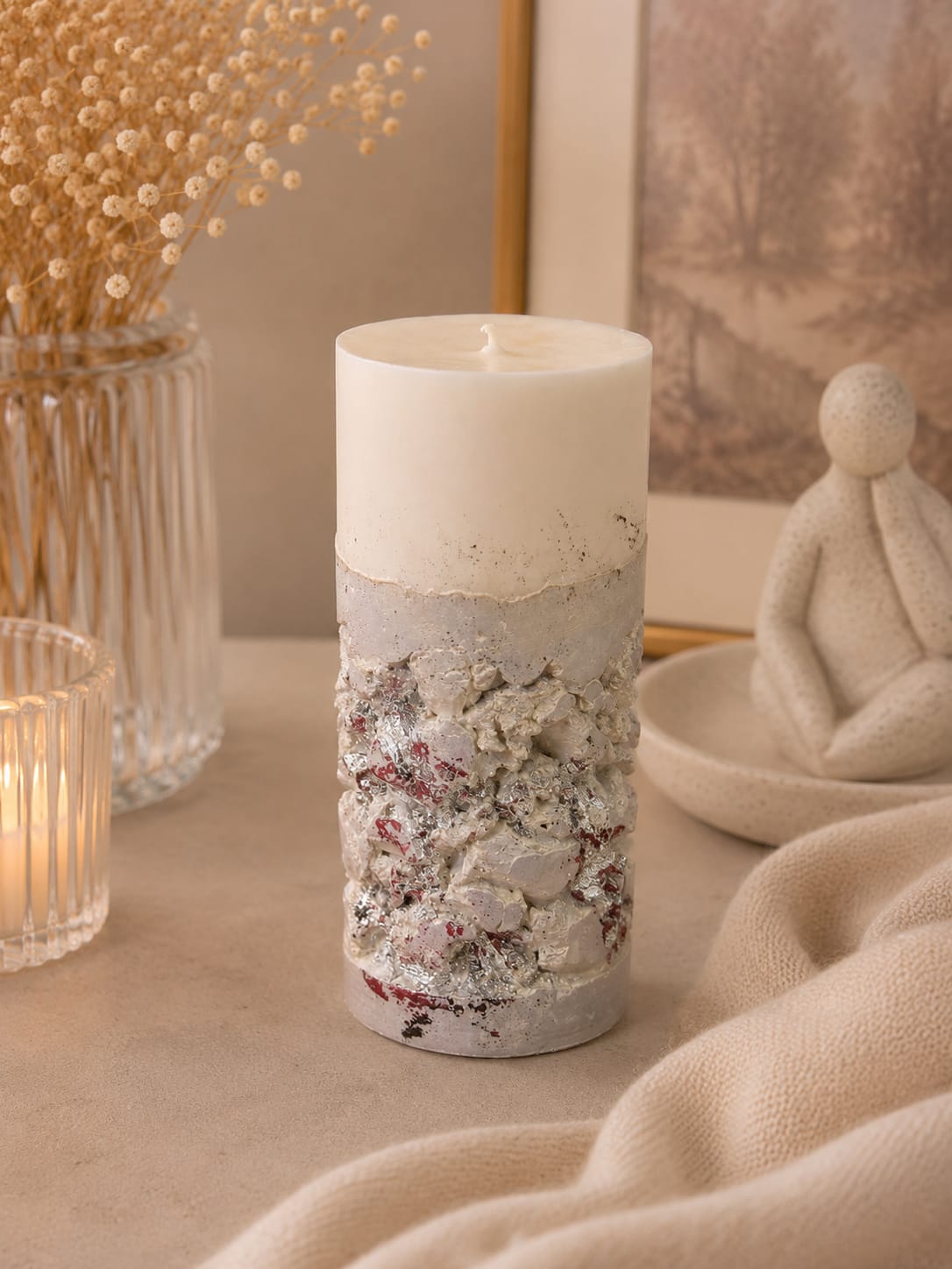Luxus-Stumpenkerze mit moderner Struktur Handgemachte Luxuskerze mit Silber-Textur in heller gemütlicher Einrichtung