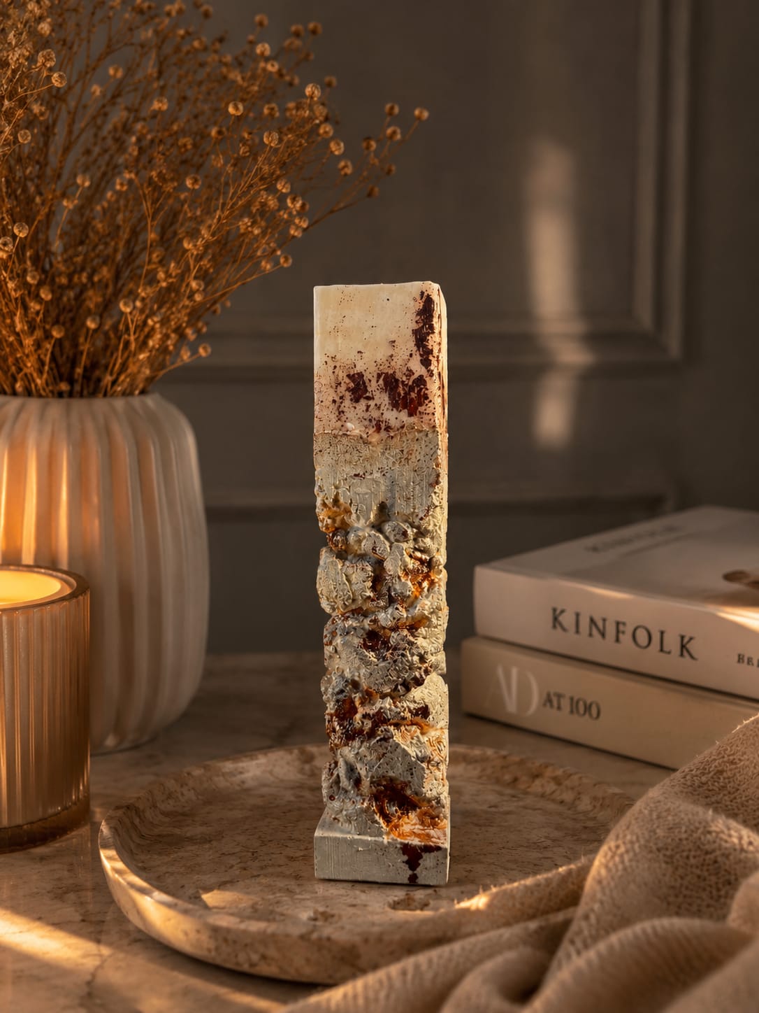 Luxuriöse Strukturkerze mit Karamell-Duft – Handmade Candle Handgemachte Strukturkerze mit Karamell-Duft in modernem Interior mit warmer Beleuchtung