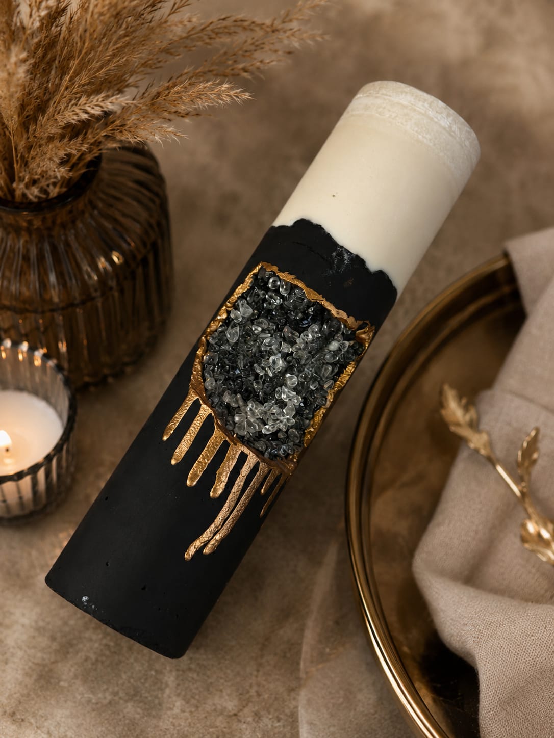 Handgemachte Kristallkerze in Schwarz und Gold Handgemachte schwarze Kristallkerze aus Sojawachs mit goldenen Details luxuriöse Wohnungsdekoration