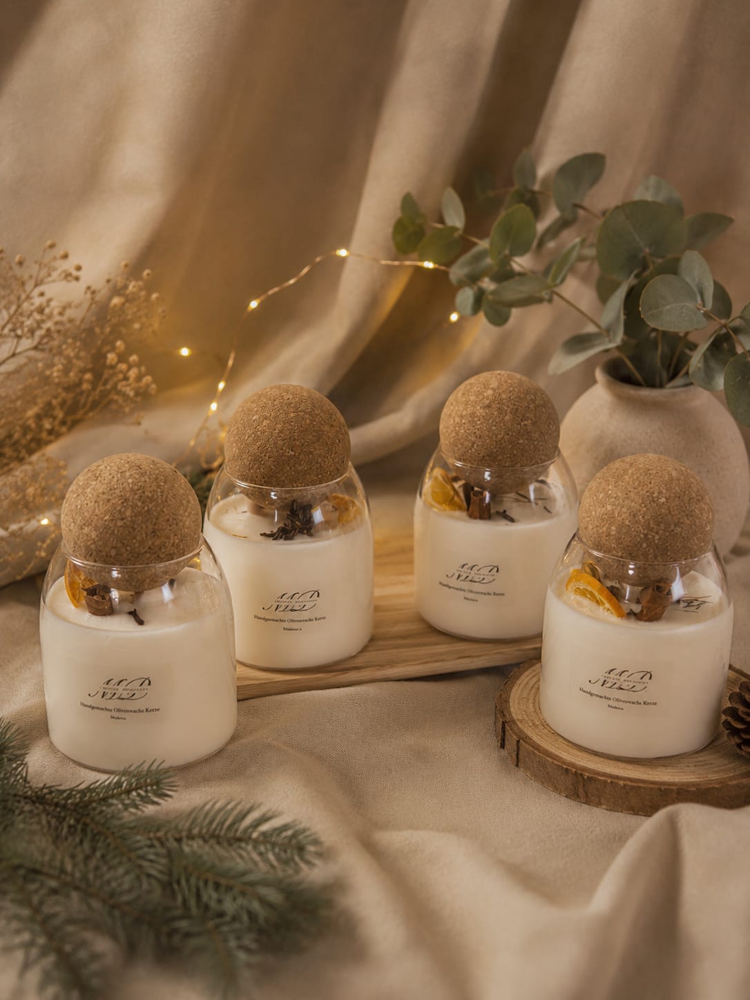 Mystic Paradise Kerzenkollektion – Schwarzer Kardamom & Sahne Mystic Paradise Duftkerzen Schwarzer Kardamom & Sahne mit Korkdeckeln und natürlicher Dekoration