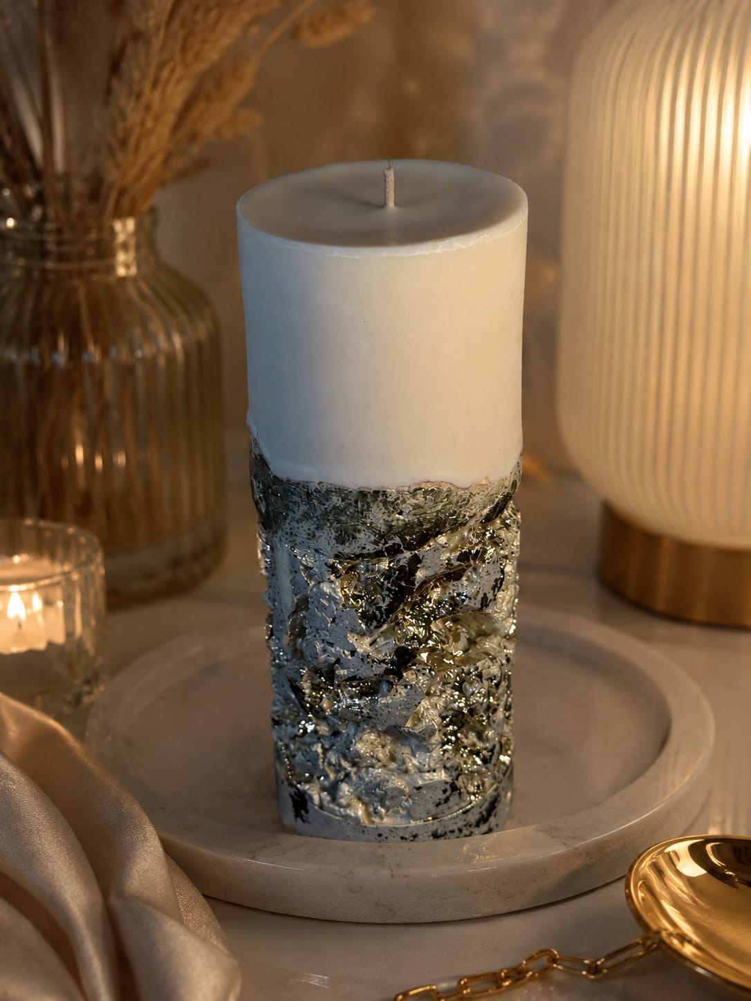 Luxuriöse weiße Betonkerze mit Kokosnussduft & Blattgold Weiße handgefertigte Betonkerze mit Blattgold und Kokosnussduft im modernen Interieur aus Sojawachs