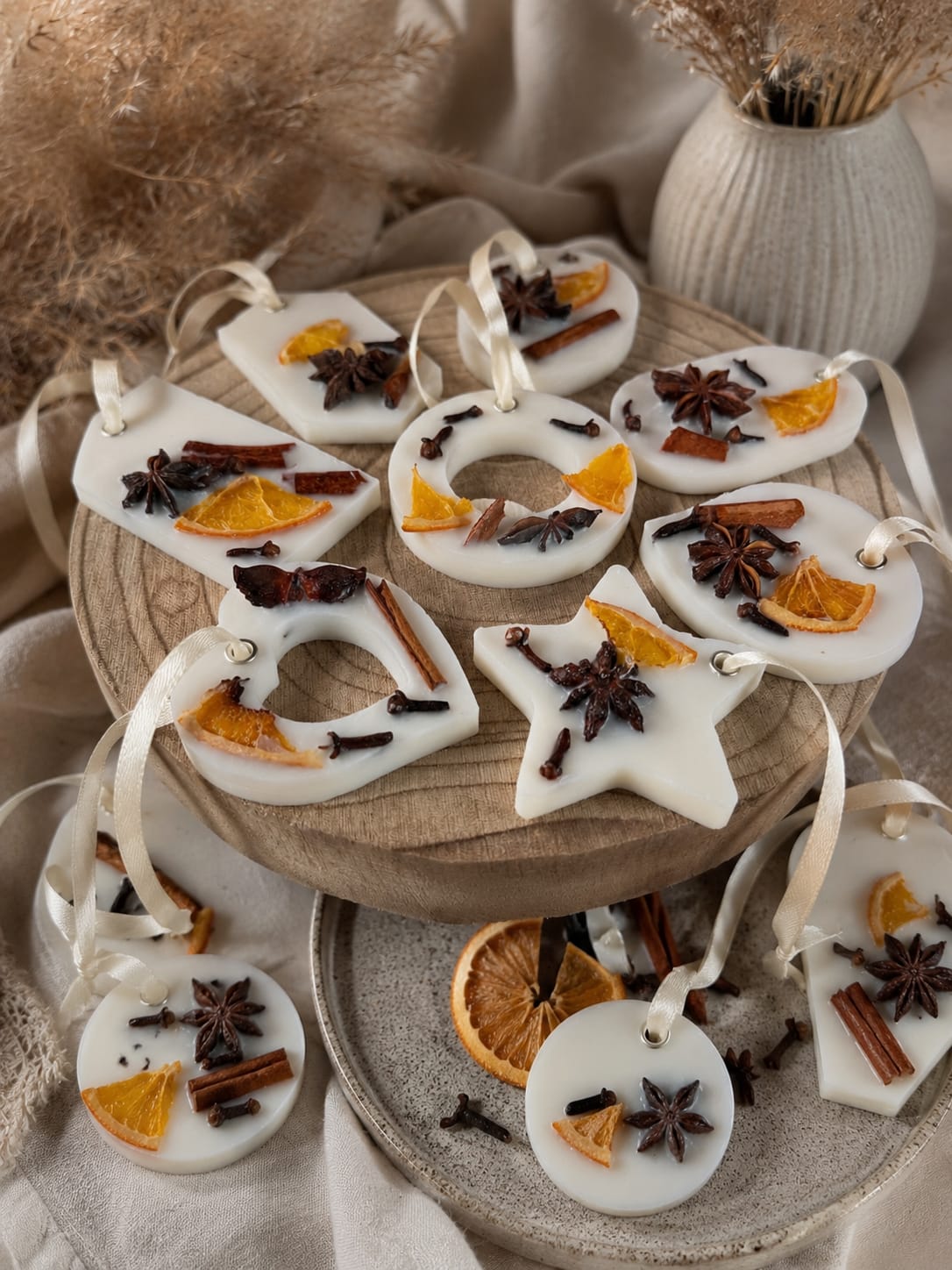 Weihnachtliche Aroma-Sachets mit Orange und Zimt Handgemachte Aroma-Sachets aus Sojawachs mit Orange, Zimt und Sternanis im minimalistischen Interior