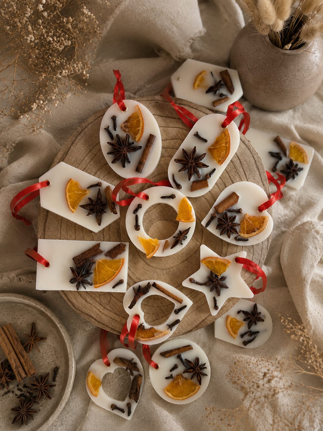 Handgemachte Weihnachts-Aroma-Sachets aus Sojawachs Dekorative Aroma-Sachets aus Sojawachs mit Gewürzen und getrockneten Orangenscheiben im warmen Interior