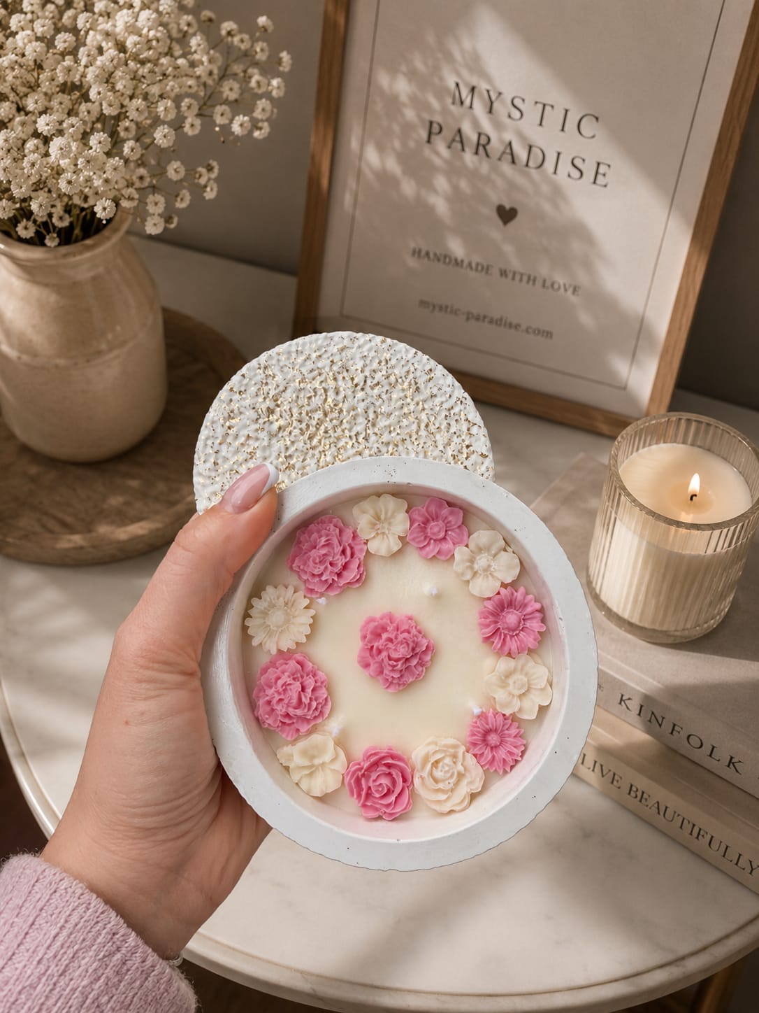 Blumenkerze „Mystic Paradise“ im Keramikgefäß Handgemachte Duftkerze mit rosa Blumen im weißen Keramikgefäß von Mystic Paradise