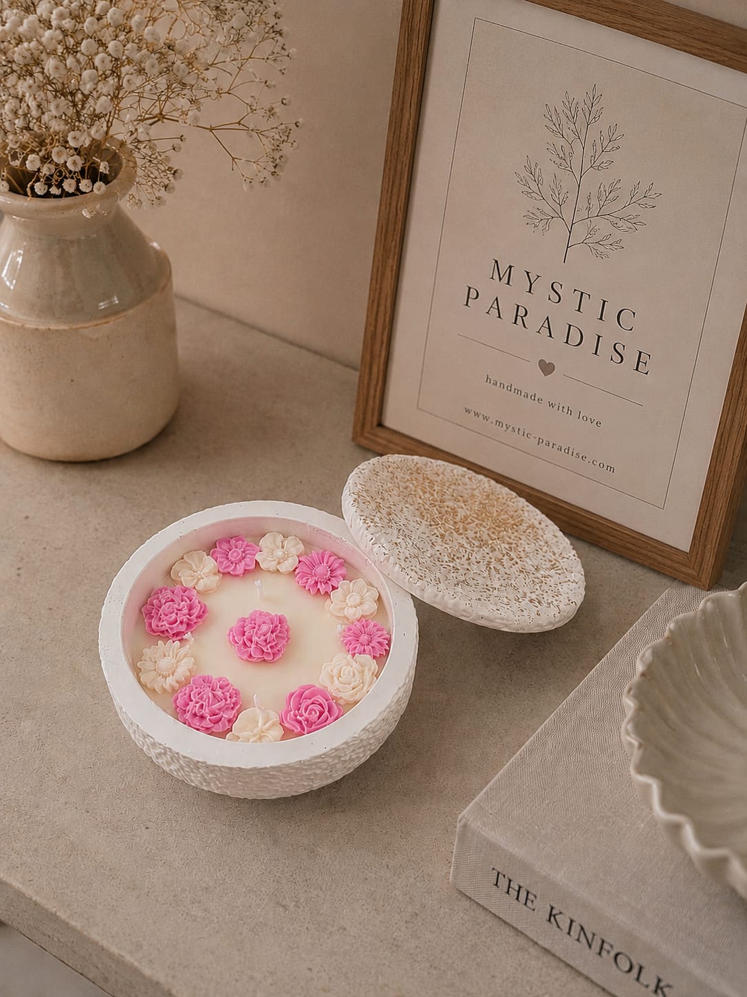 Romantische Duftkerze mit Blumen und Deckel Dekorative Blumenkerze im modernen Interior von Mystic Paradise