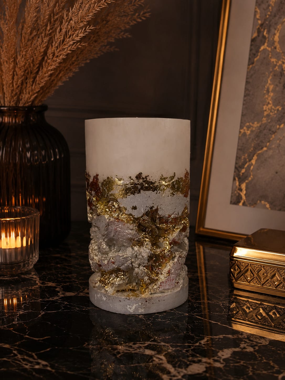 Golden Marble Candle – Luxury Interior Edition Luxuriöse handgefertigte Sojawachskerze mit goldenen Akzenten und moderner Marmor-Textur auf elegantem dunklem Interior-Hintergrund.