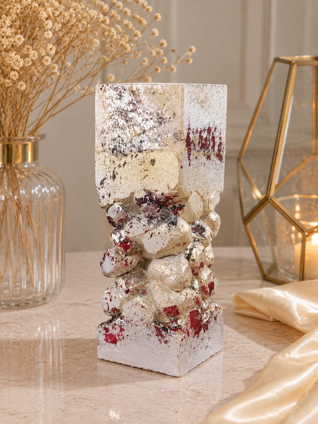 Weiße Betonkerze mit Silberblatt | Luxury Sojawachskerze „Rich Chocolate“ Weiße handgefertigte Betonkerze mit Silberblatt-Dekor und luxuriösem Schokoladenduft aus 100 % Sojawachs.