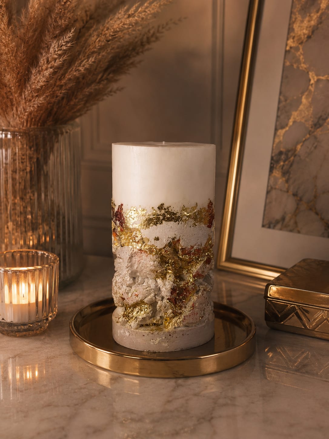 Luxuriöse handgefertigte Kerze mit strukturierter Marmor-Optik und goldenen Akzenten. Perfekt für eine warme, elegante und gemütliche Atmosphäre. Golden Marble Candle – Chocolate Vanilla