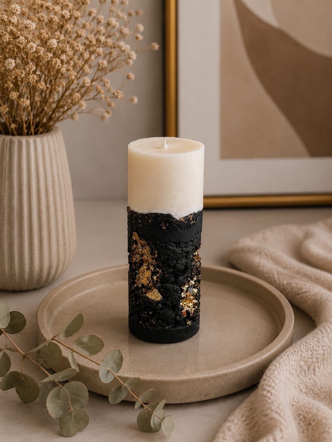 Brennende schwarze Luxuskerze aus Sojawachs Brennende schwarze Kerze aus Sojawachs mit Goldfolie und Betonoptik