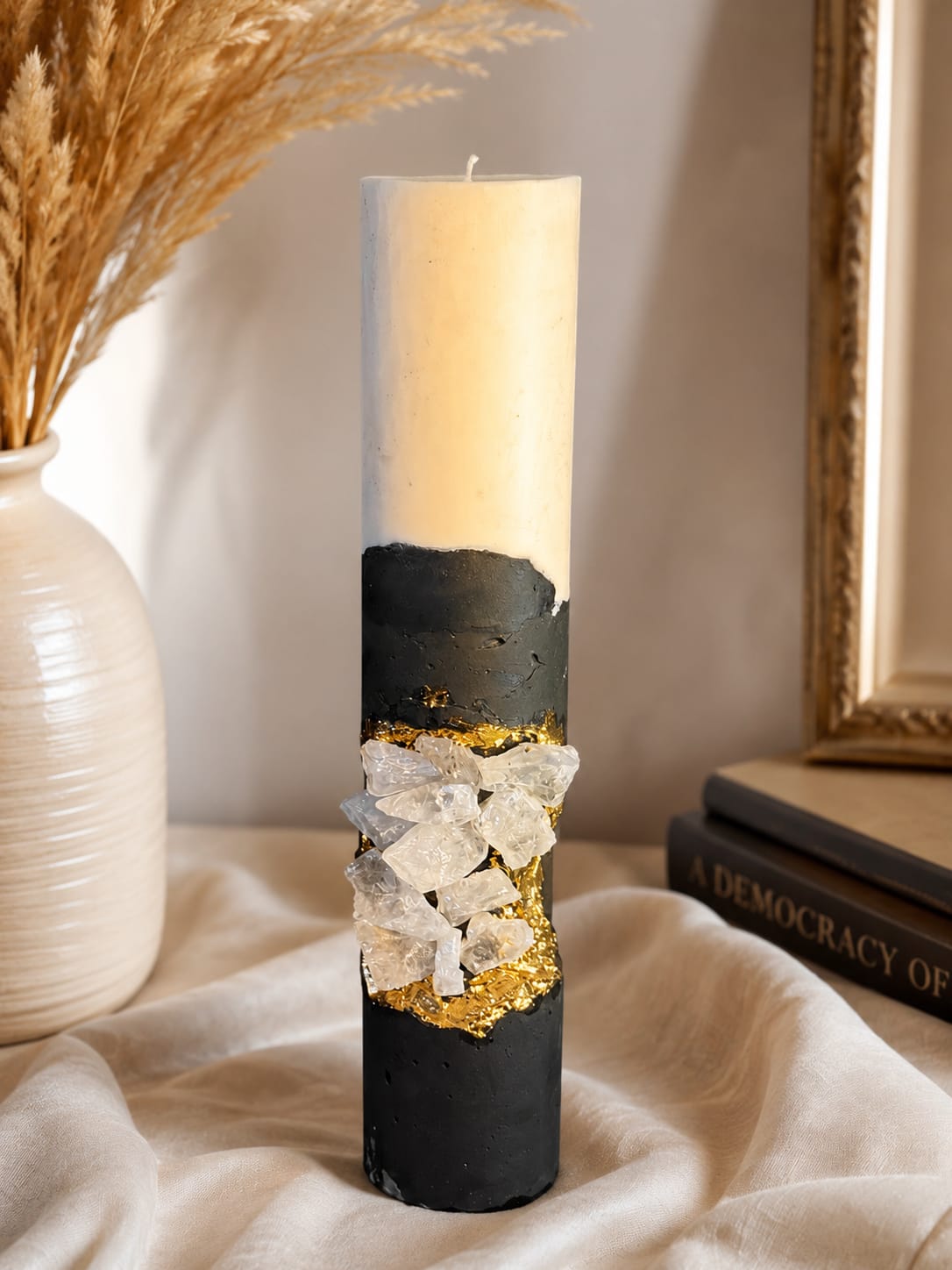Brennende Betonkerze mit Bergkristallen Brennende schwarz-weiße Betonkerze mit natürlichen Bergkristallen und goldenen Details in warmem Luxus-Interieur.