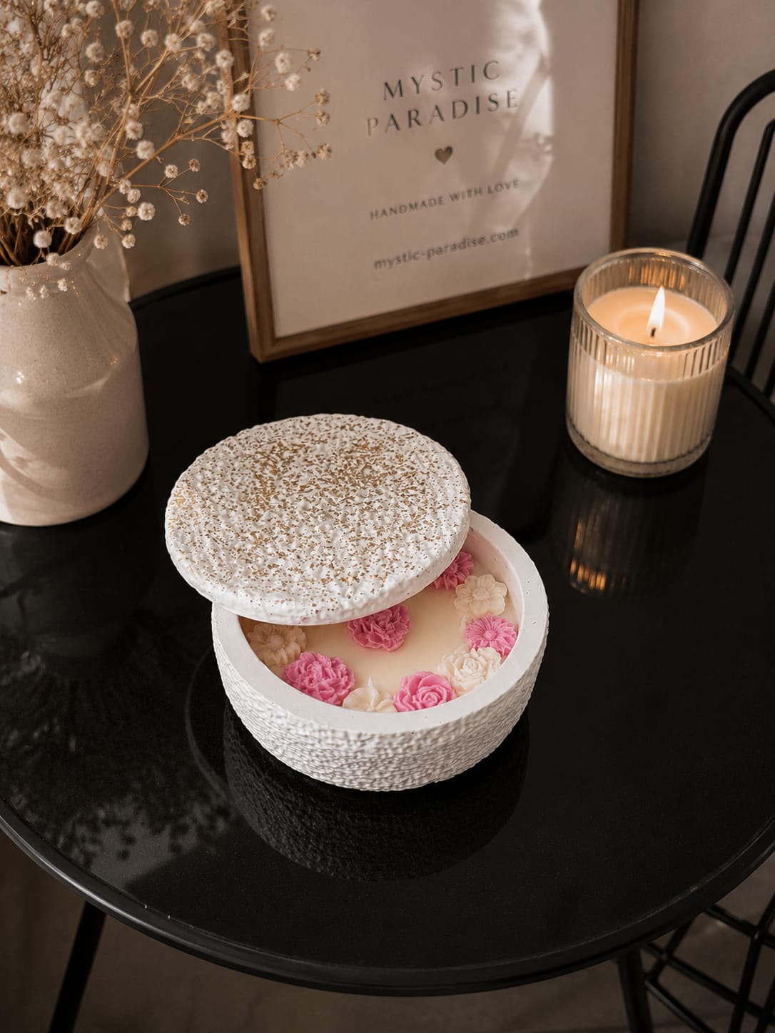 Handgemachte Luxuskerze mit floraler Dekoration Luxus Duftkerze mit rosa Blumen aus Olivenwachs im minimalistischen Interior