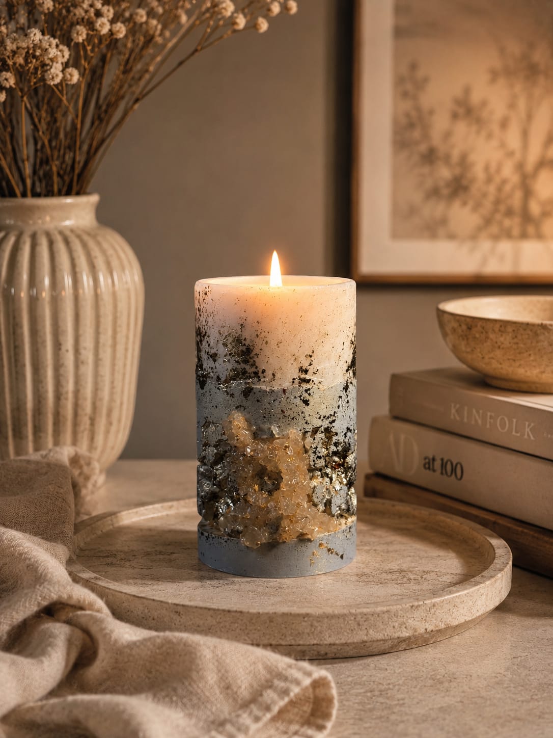 Brennende Luxuskerze mit Kristallen Brennende Kristallkerze mit goldenen Details im gemütlichen Interior