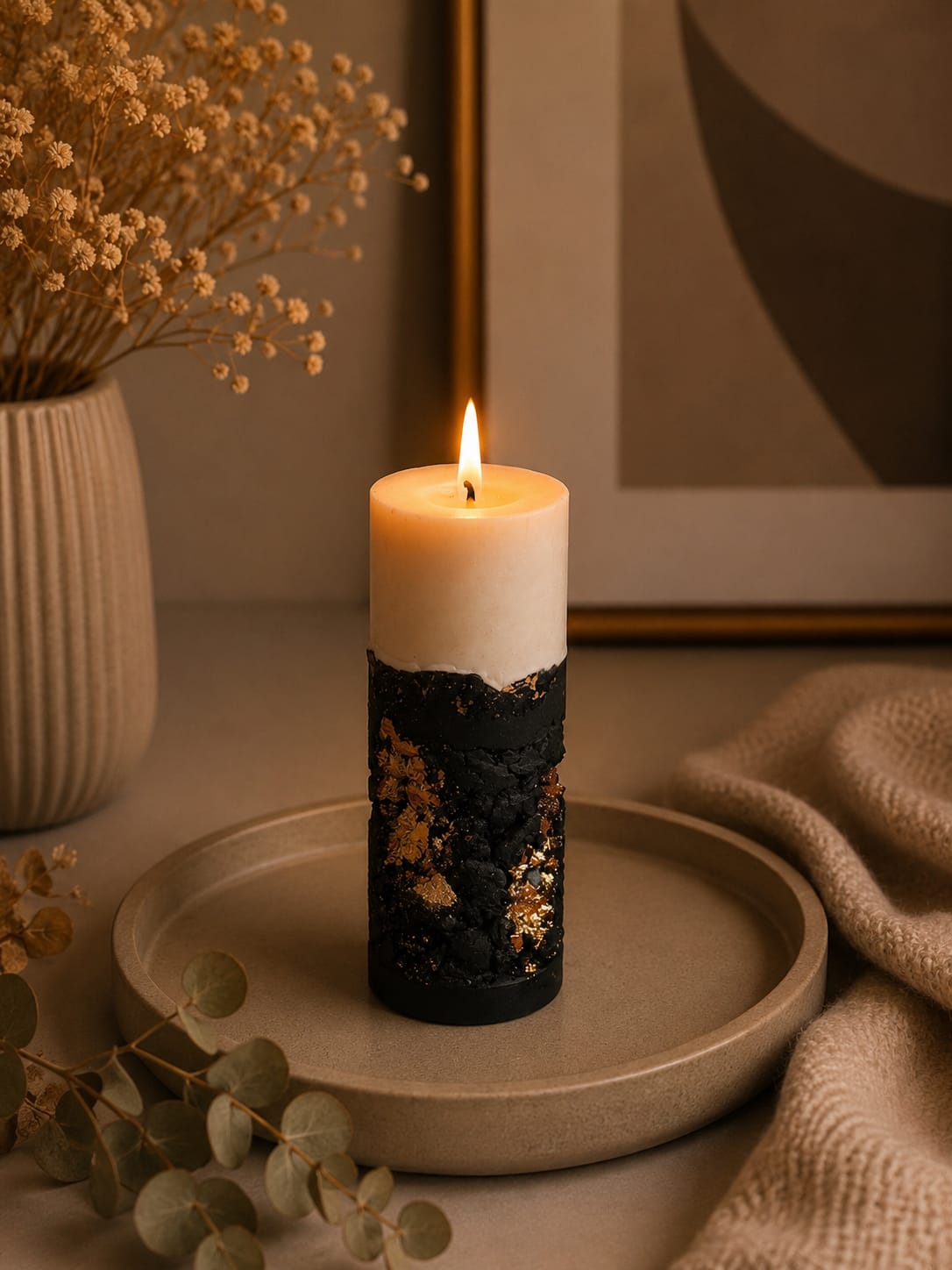 Minimalistische schwarze Dekokerze aus Sojawachs Moderne schwarze Kerze aus Sojawachs im minimalistischen Interior Design