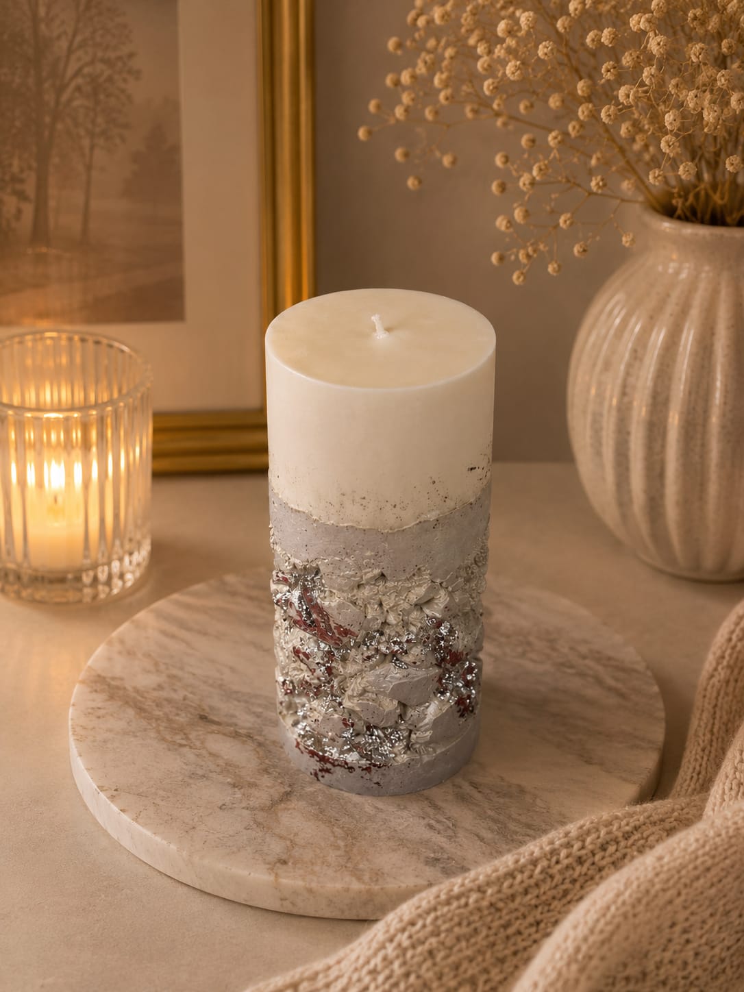 Elegante Strukturkerze in modernem Interior Luxuriöse handgefertigte Stumpenkerze mit Silberstruktur und modernem Wohninterieur