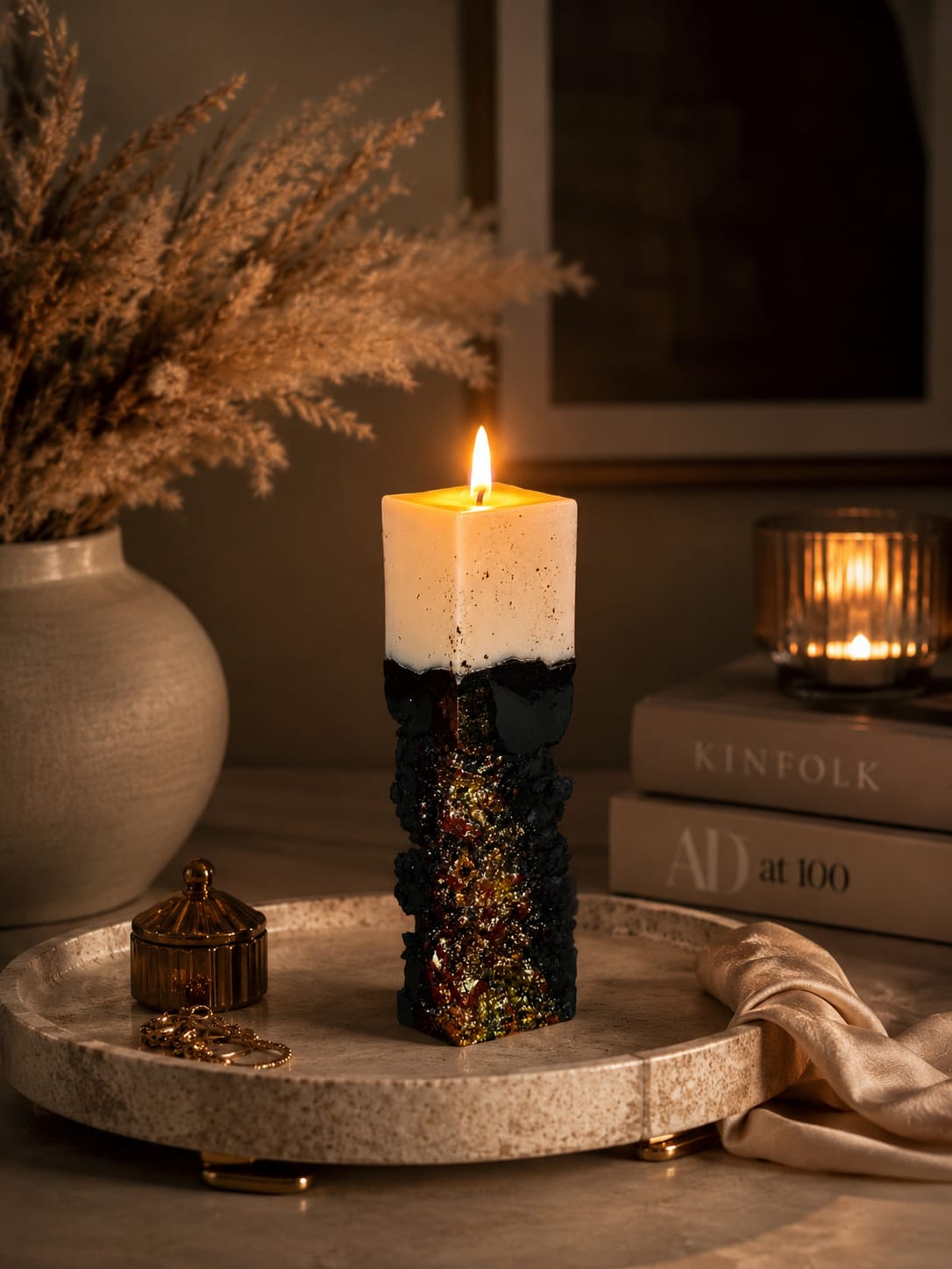 Luxus Betonkerze Schwarz Gold Handgefertigte schwarz-weiße Betonkerze mit goldenen Details und moderner Luxusdekoration im warmen Interieur.