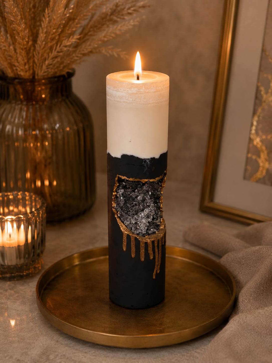 Detailaufnahme einer Geode-Kristallkerze Nahaufnahme schwarze Geode Kerze mit natürlichen Kristallen und goldener Struktur handgemachte Dekoration