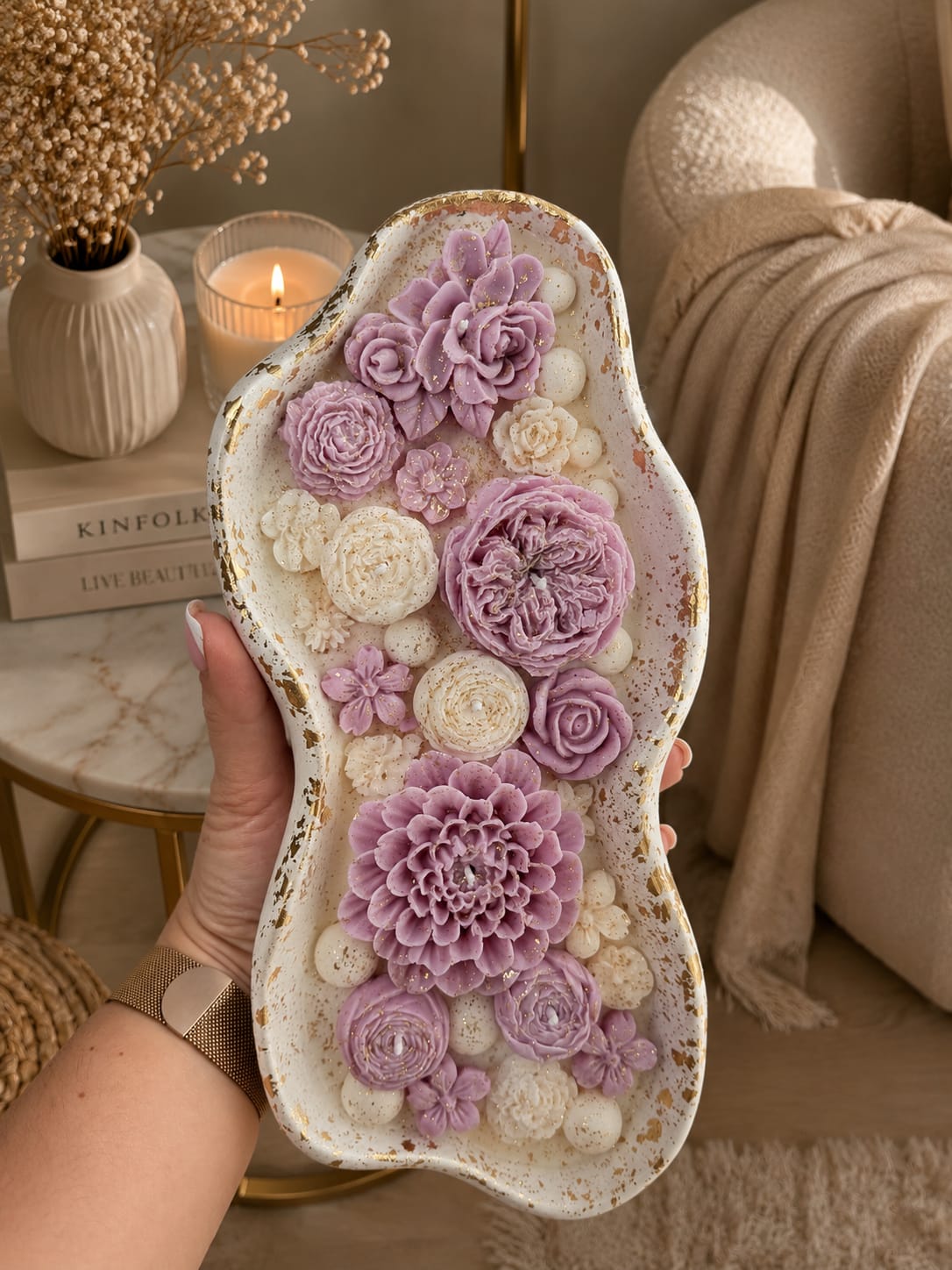 Handgemachte Duftkerze mit Blumen-Dekor Dekorative handgemachte Kerze mit Blumen in modernem Interior