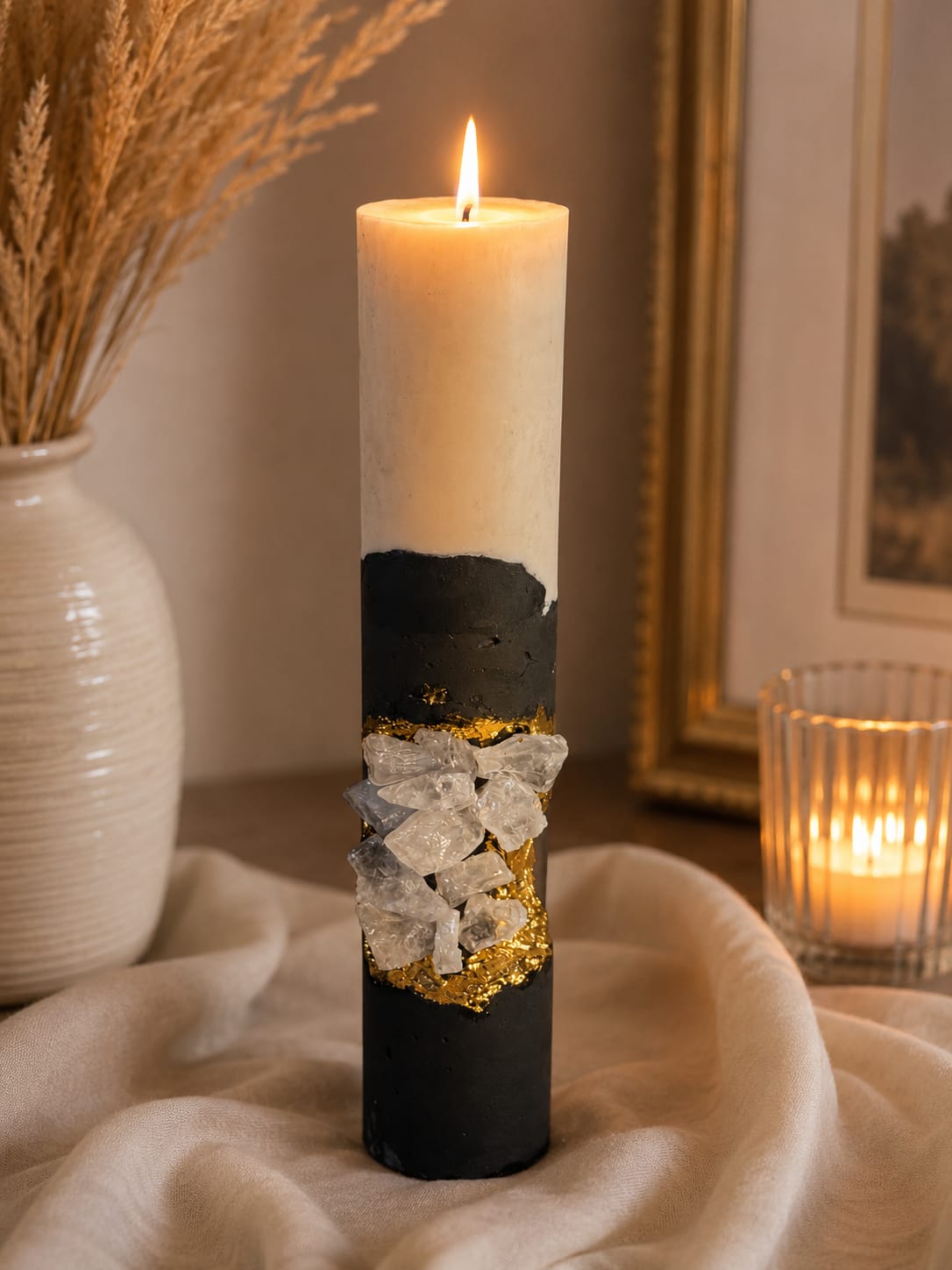 Betonkerze mit Bergkristallen Schwarz Gold Handgefertigte schwarz-weiße Betonkerze mit natürlichen Bergkristallen und goldenen Akzenten im modernen Interieur.