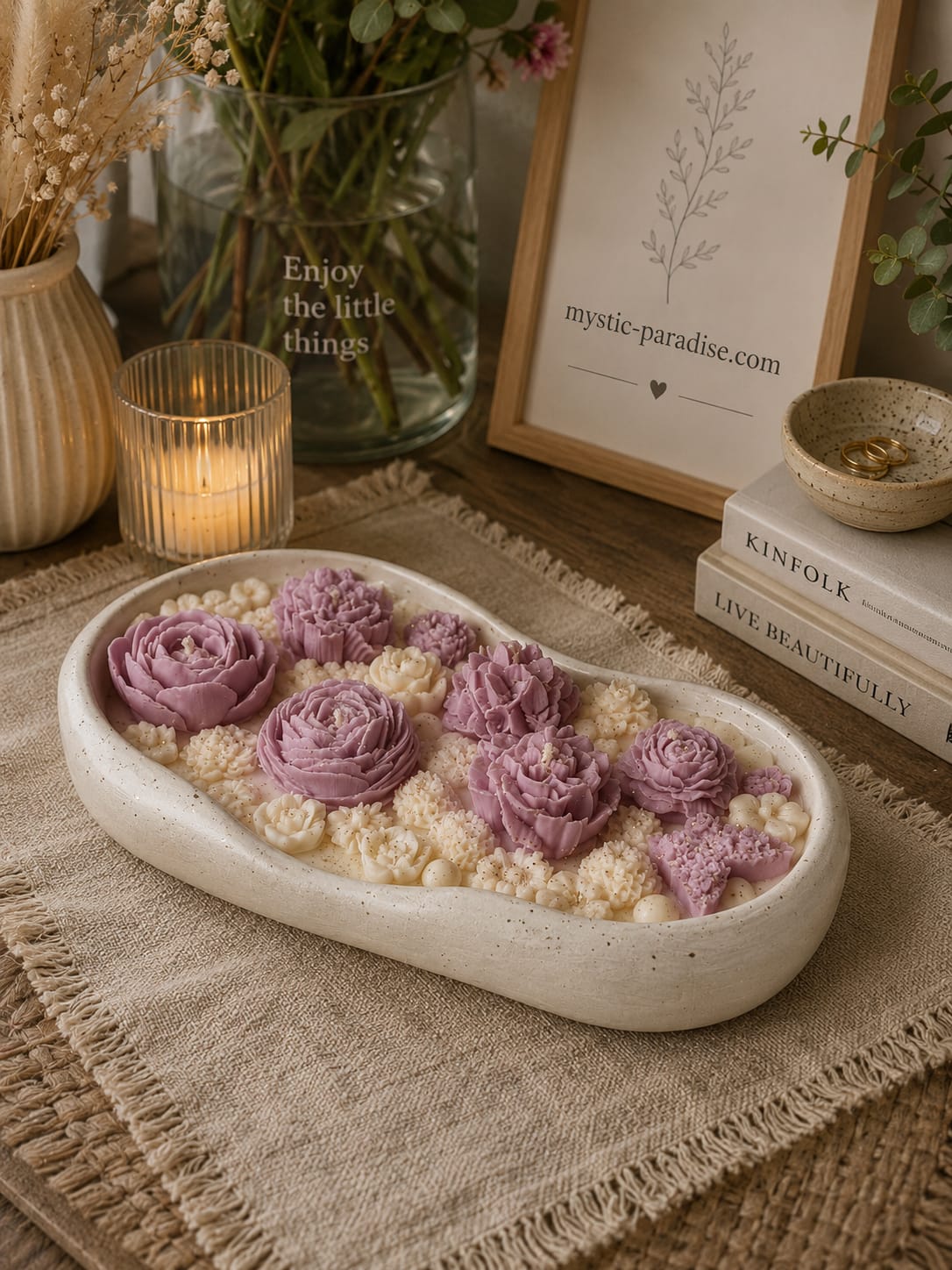 Florale Luxuskerze „Pink Blossom Handgemachte florale Kerze in weißer Schale mit rosa Blüten aus Sojawachs