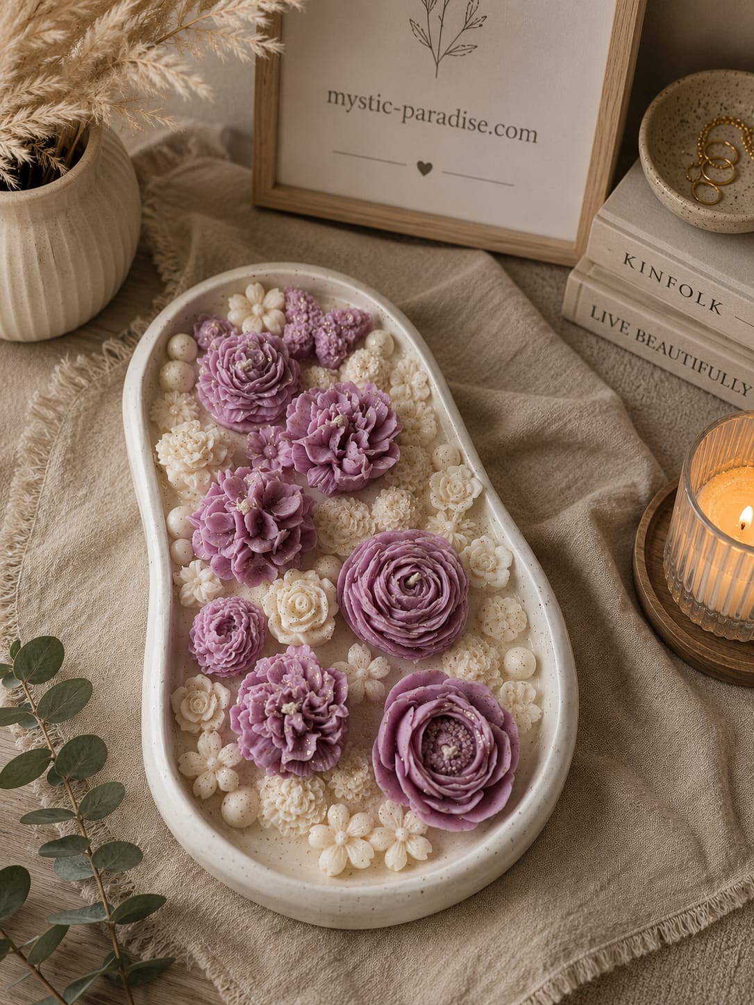 Handmade Floral Candle Bowl Handgemachte florale Kerze in Creme und Violett aus natürlichem Sojawachs in dekorativer Schale
