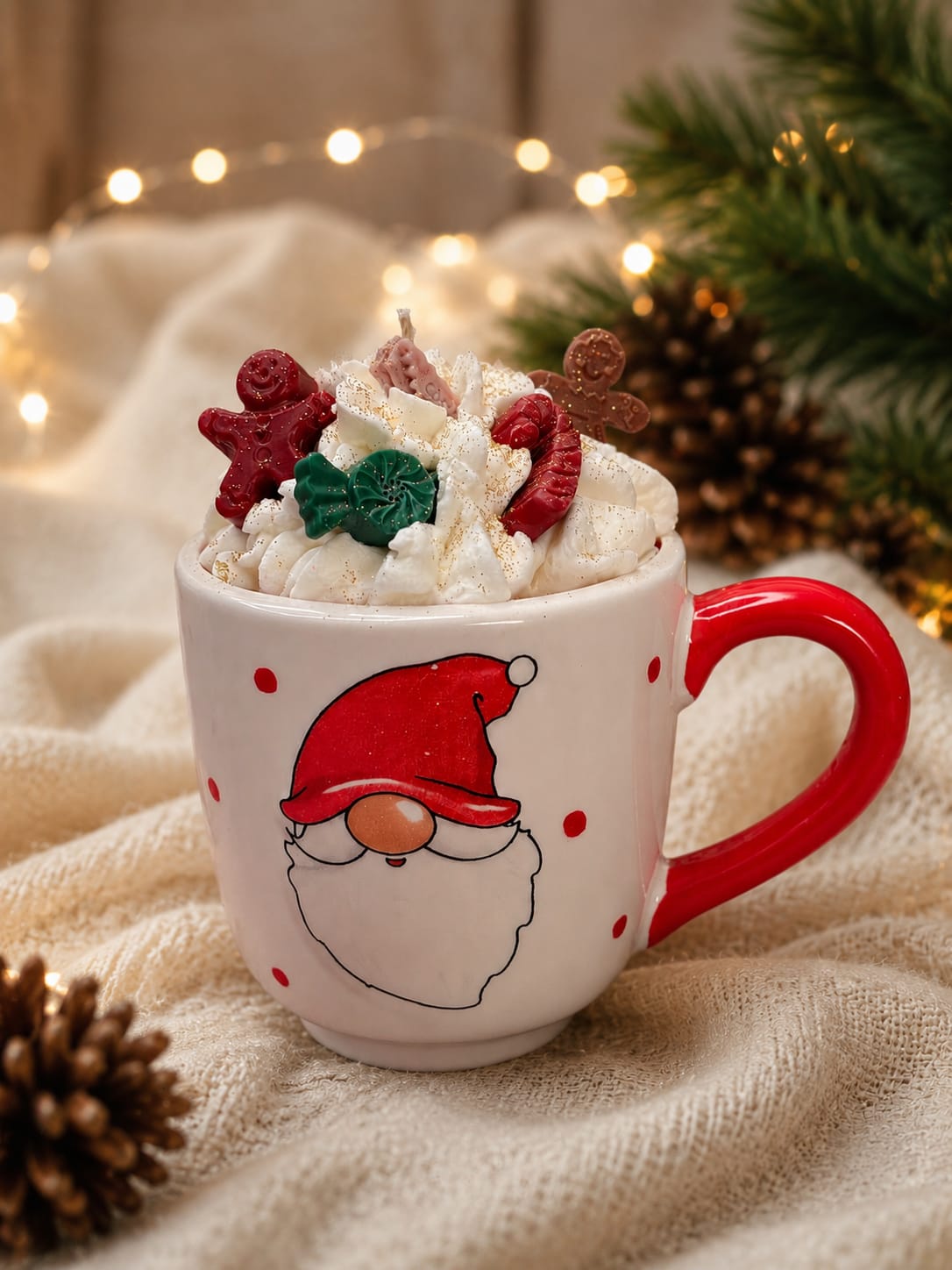 Handgemachte Weihnachtskerze im Santa-Becher Weihnachtliche Tassenkerze aus Olivenwachs mit Kokos-Macaron Duft