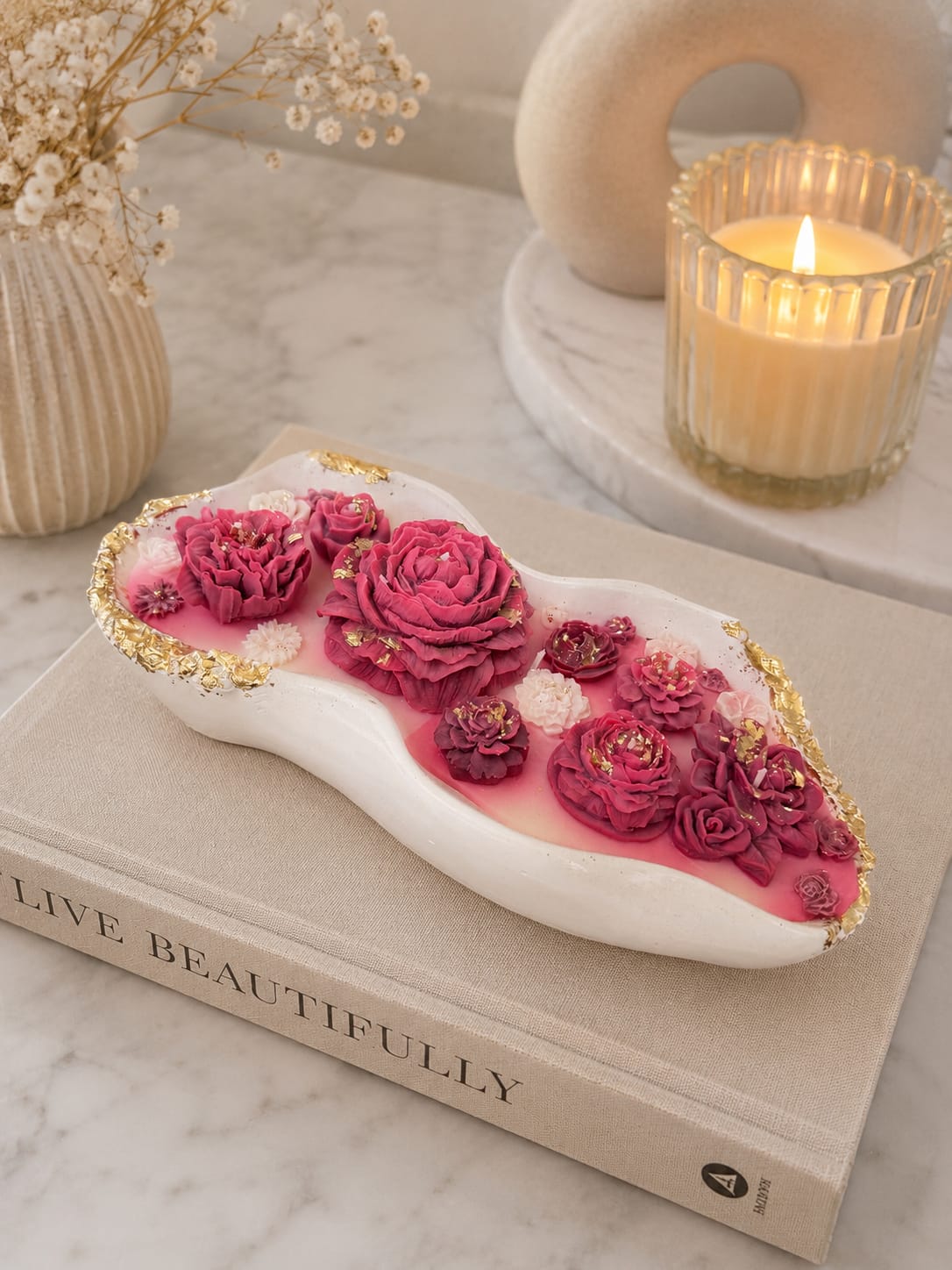 Elegante Gips Kerze mit roten Blumen Handgemachte rote Gips Kerze mit Sojawachsblumen und Goldrand im modernen Interior-Stil