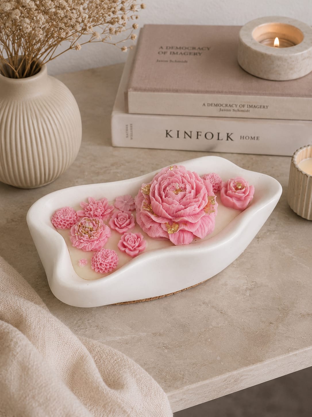 Luxuriöse Gips Kerze mit rosa Blumen Handgemachte Gips Kerze mit rosa Sojawachsblumen und Golddekor aus Olivenwachs im weißen Dekogefäß