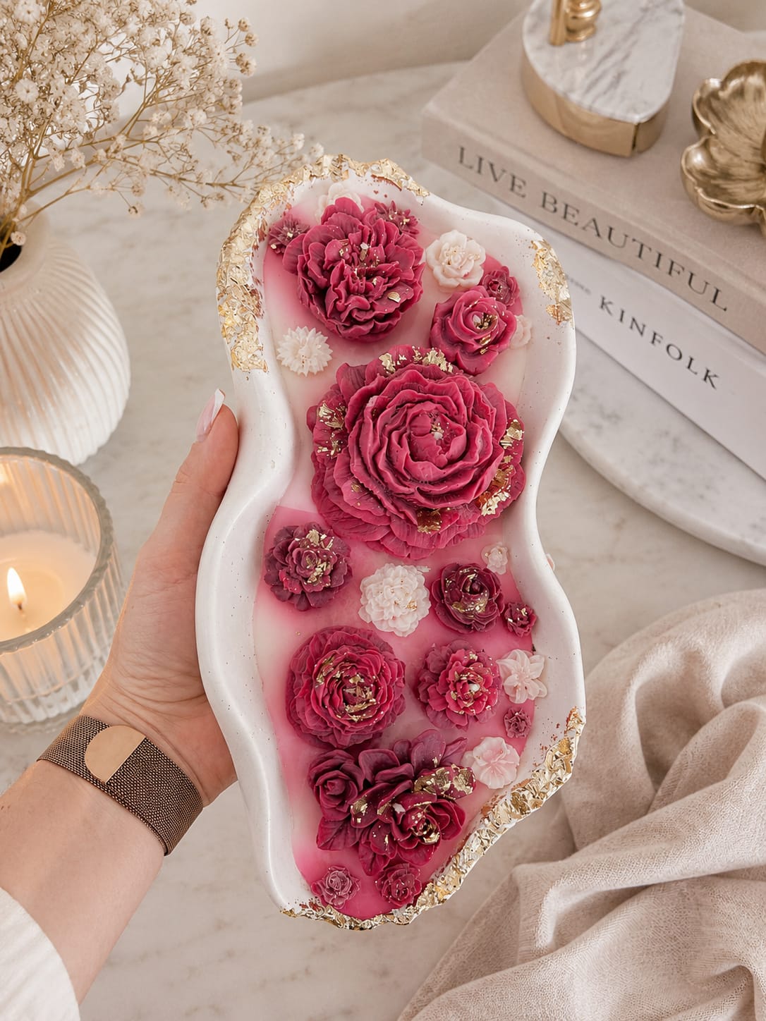 Luxury Flower Candle im Gipsgefäß Luxuriöse rote Gips Kerze mit Sojawachsblumen im weißen handgefertigten Gips-Kashpo