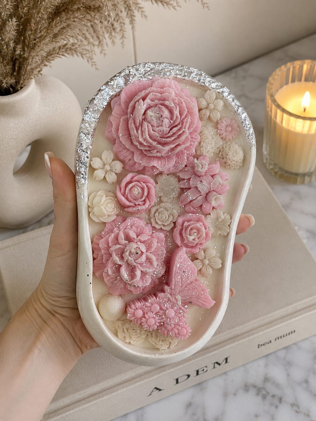 Elegante Handmade Kerze mit Schmetterling Dekorative Gips Kerze mit rosa Sojawachsblumen, Schmetterling und silbernem Dekor im modernen Interior-Stil