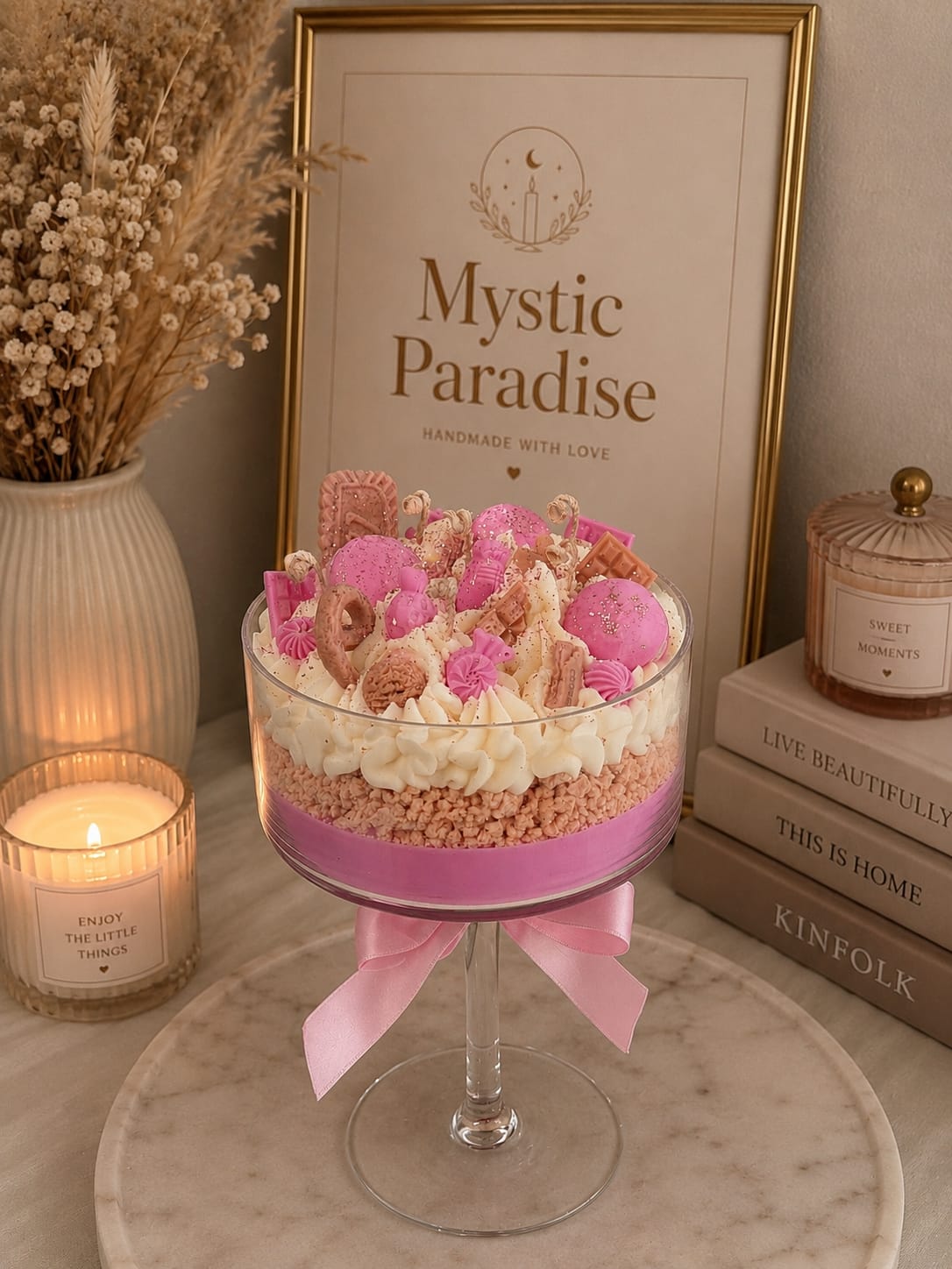 Handmade Piña Colada Candle – Mystic Paradise Handgemachte Piña-Colada-Kerze im Dessertglas mit rosa Sojawachs-Figuren