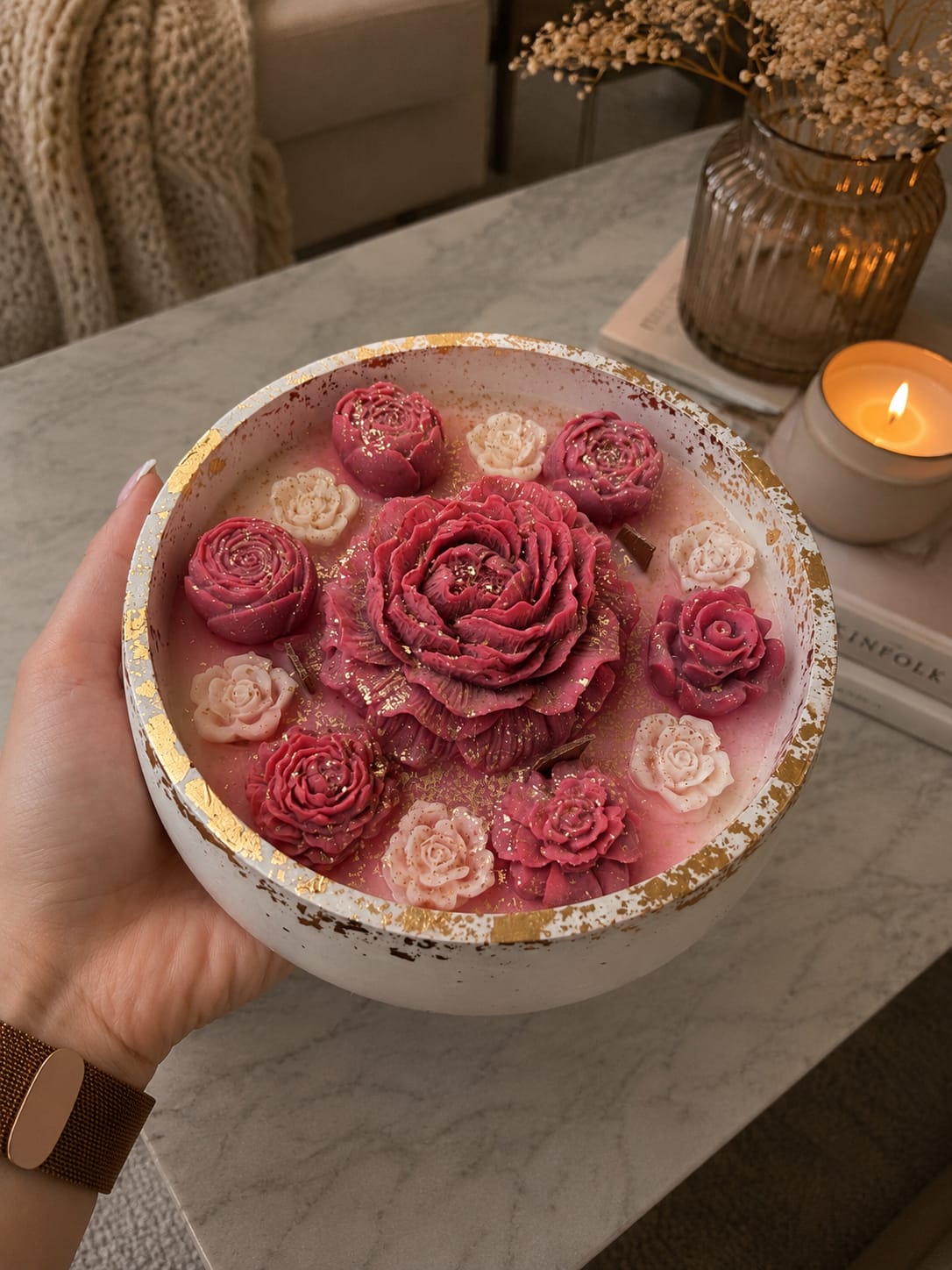 Blumenkerze aus Olivenwachs im weißen Gipsgefäß Handgemachte Blumenkerze im Gipsgefäß mit Golddekor und Holzdocht