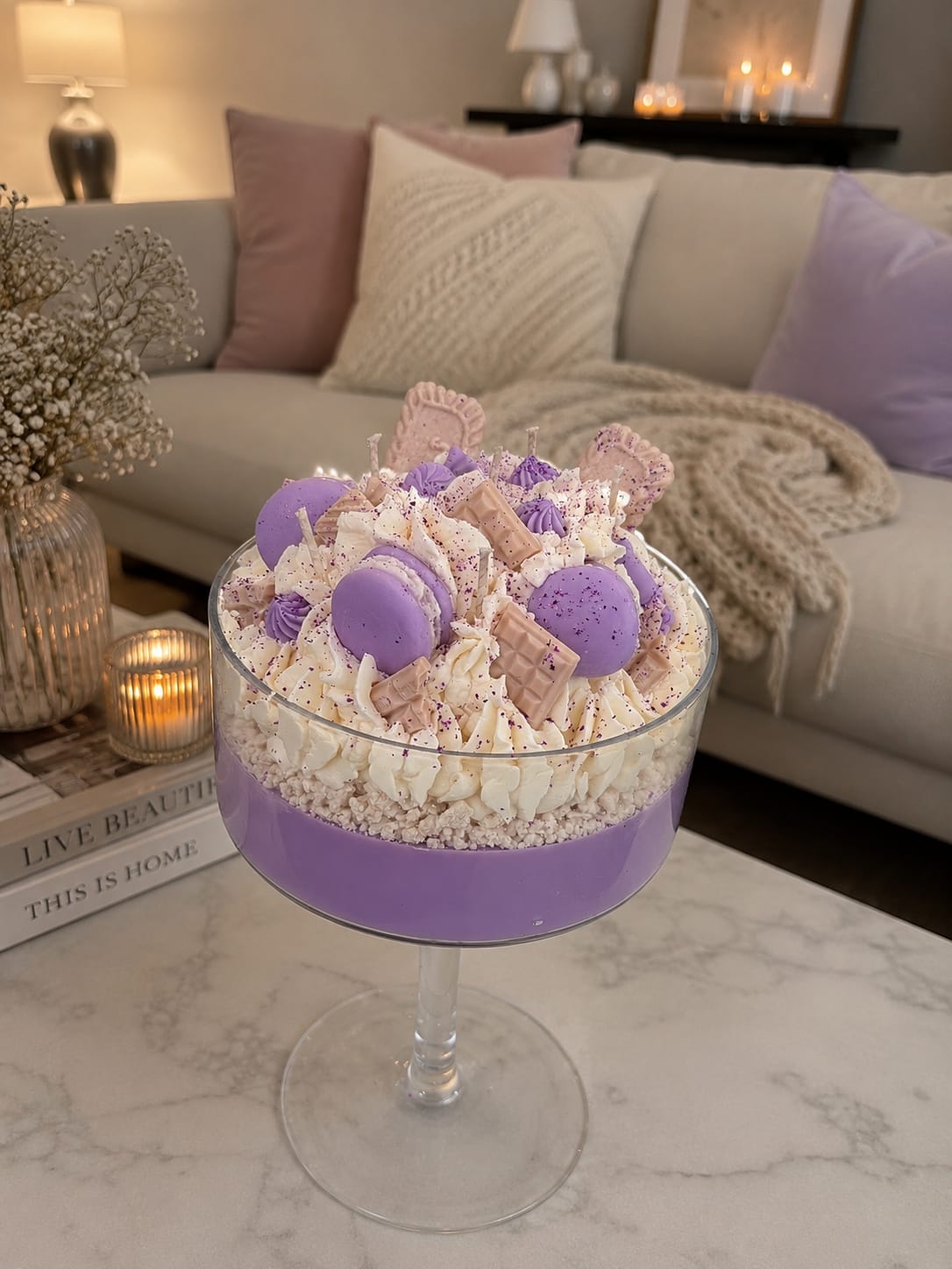 Cozy Lavendel Kohle Dessert Candle – Handmade Sojawachs Kerze Cozy Lavendel Kohle Dessert Candle im Wohnzimmer mit Macarons und violetter Dekoration