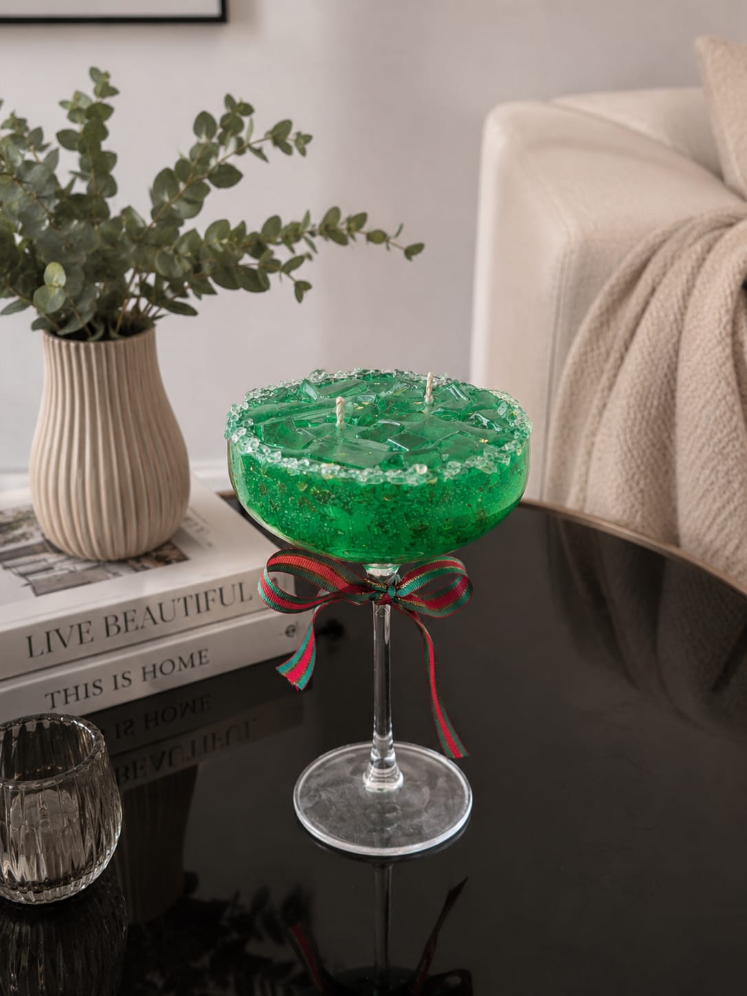 Handmade Lemongrass Cocktail Candle for Modern Home Decor Modern Green Gel Candle with Lemongrass Fragrance in Luxury Interior