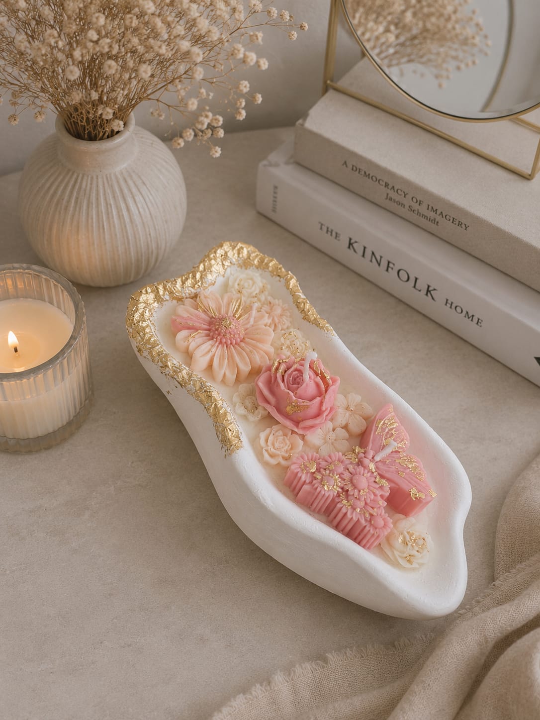 Dekorative Gips Kerze mit Sojawachsblumen Moderne Gips Kerze mit rosa Blumen, Golddekor und Sojawachs im handgefertigten Gefäß