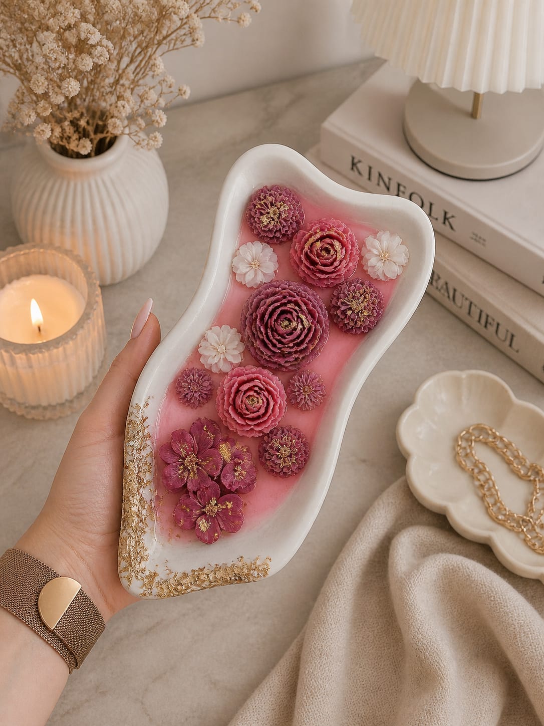 Elegante Luxuskerze mit rosa Blumen Handgemachte weiße Gips Kerze mit rosa Sojawachsblumen und Schmetterlingsdekor