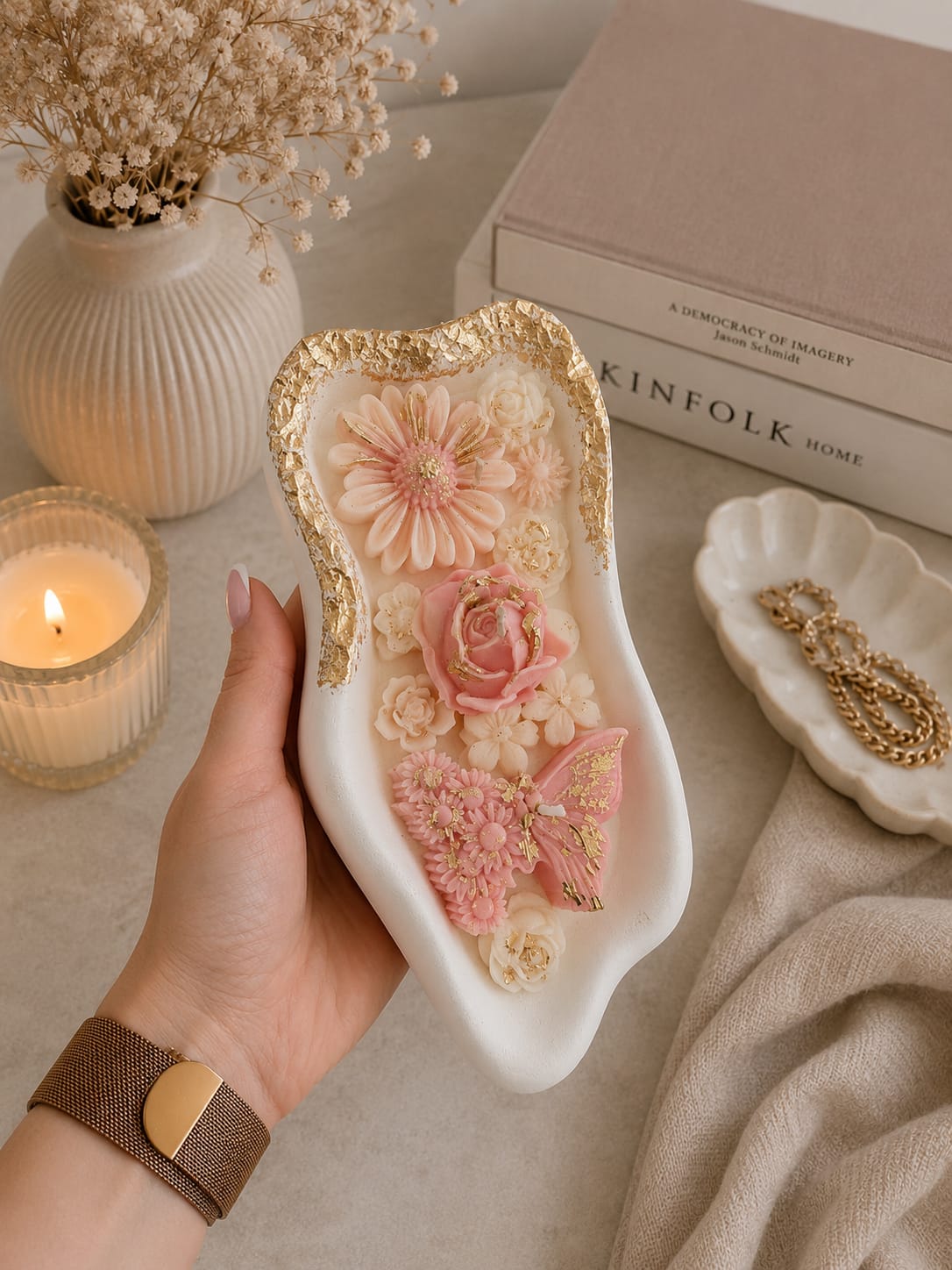 Rosa Handmade Gips Kerze Luxuriöse Gips Kerze mit rosa Blumen und goldenen Akzenten im modernen Dekostil