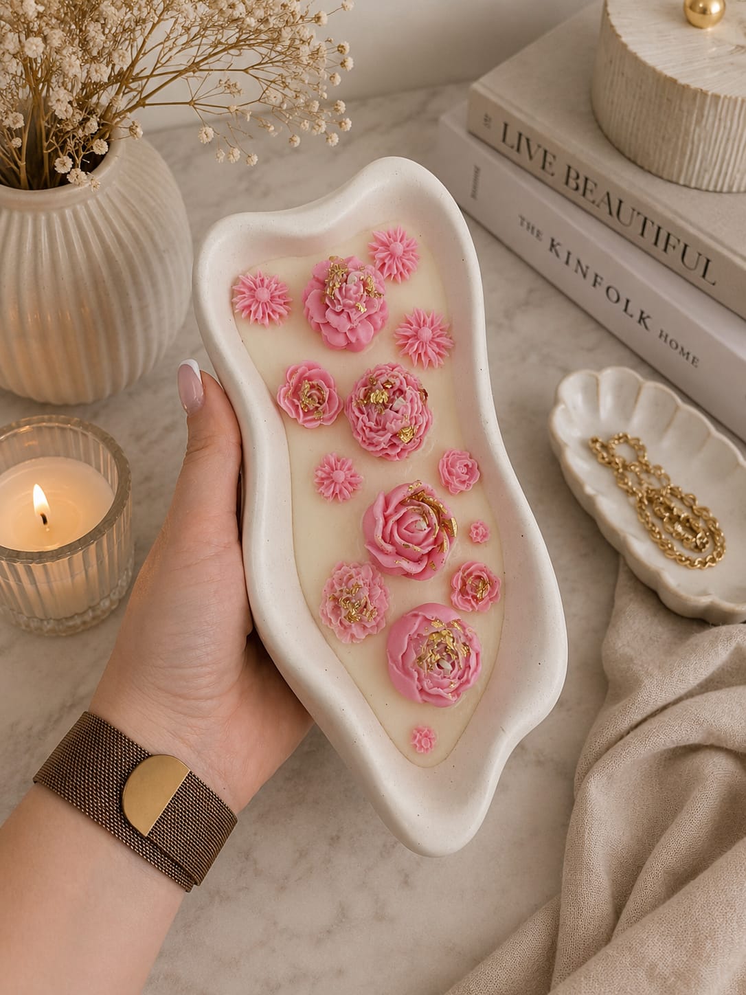 Handmade Candle Art mit Golddekor Dekorative Gips Kerze mit rosa Blumen aus Sojawachs und handgefertigtem Goldrand