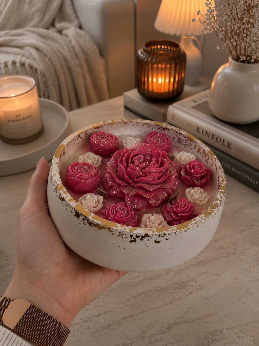 Große handgemachte Dekokerze mit Holzdocht Große Dekokerze im Gipsgefäß mit rosa Rosen aus Sojawachs