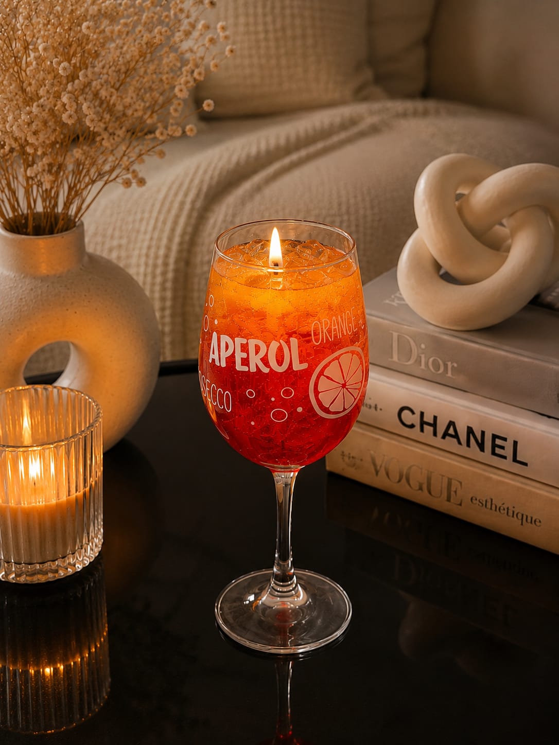 Brennende Aperol Spritz Cocktailkerze – Grapefruit & Minze | Mystic Paradise Brennende Aperol Spritz Cocktailkerze im Weinglas mit Farbverlauf von Rot-Orange zu Gelb-Orange und Duft nach Grapefruit & Minze.