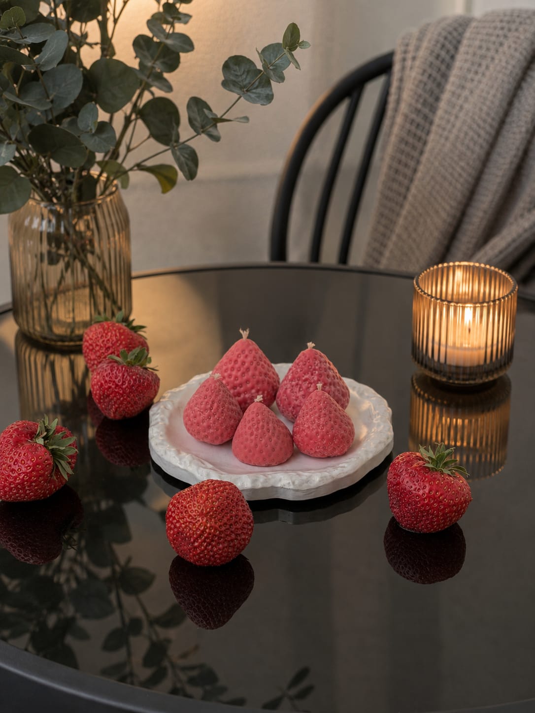 Mystic Paradise Erdbeer-Kerzen Set Handgemachte Erdbeer-Kerzen auf einem dekorativen Tablett, umgeben von frischen Erdbeeren und stimmungsvollem Kerzenlicht.