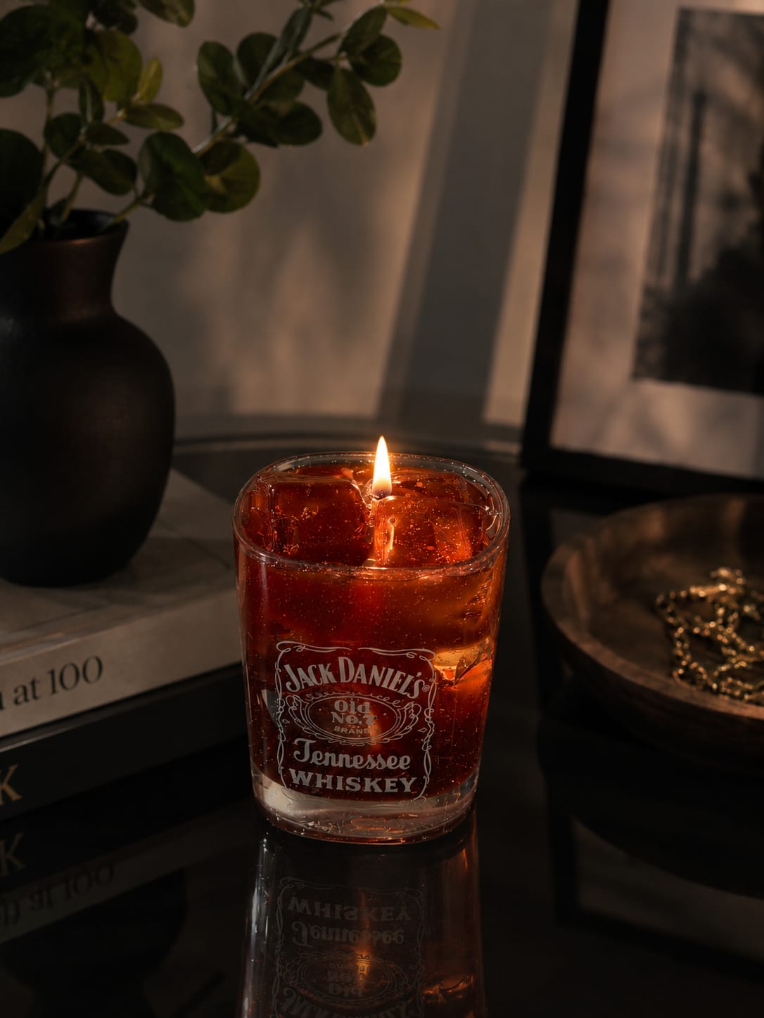 Jack Daniel’s Cocktailkerze im stilvollen Wohnambiente – Harvest Moon Jack Daniel’s Whiskey Duftkerze im stilvollen Wohnambiente mit Harvest Moon Duft.