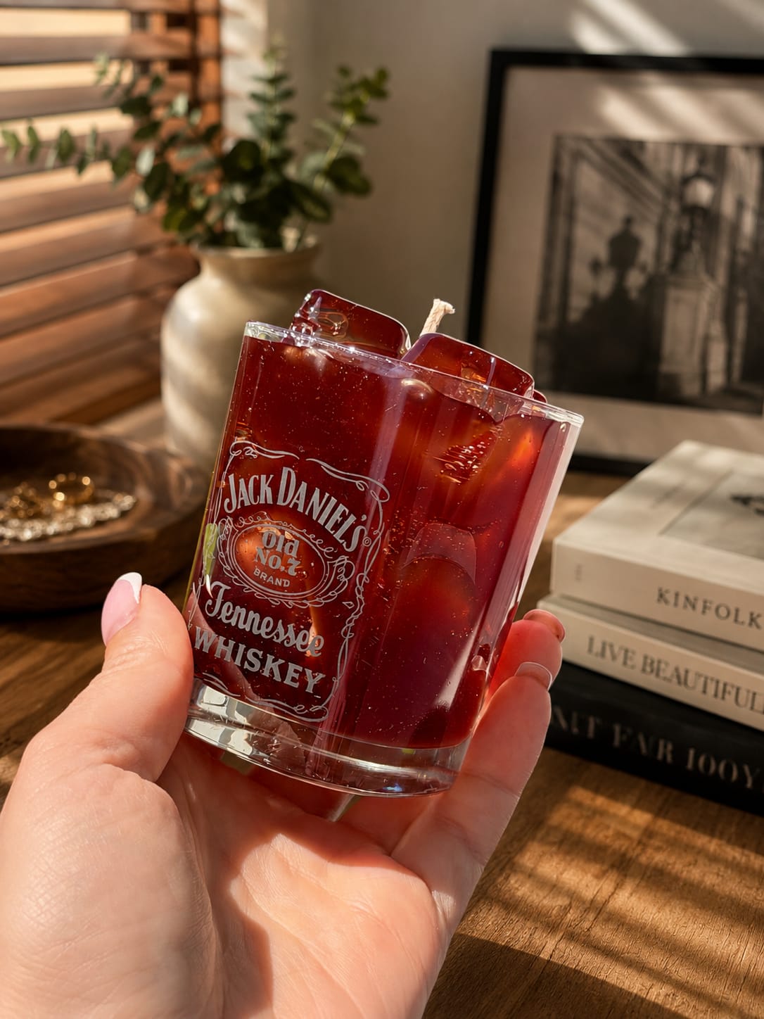 Jack Daniel’s Whiskey Kerze – Harvest Moon | Handgefertigte Cocktailkerze Handgefertigte Jack Daniel’s Whiskey-Kerze mit realistischen Eiswürfeln aus Gelwachs und Duft Harvest Moon.