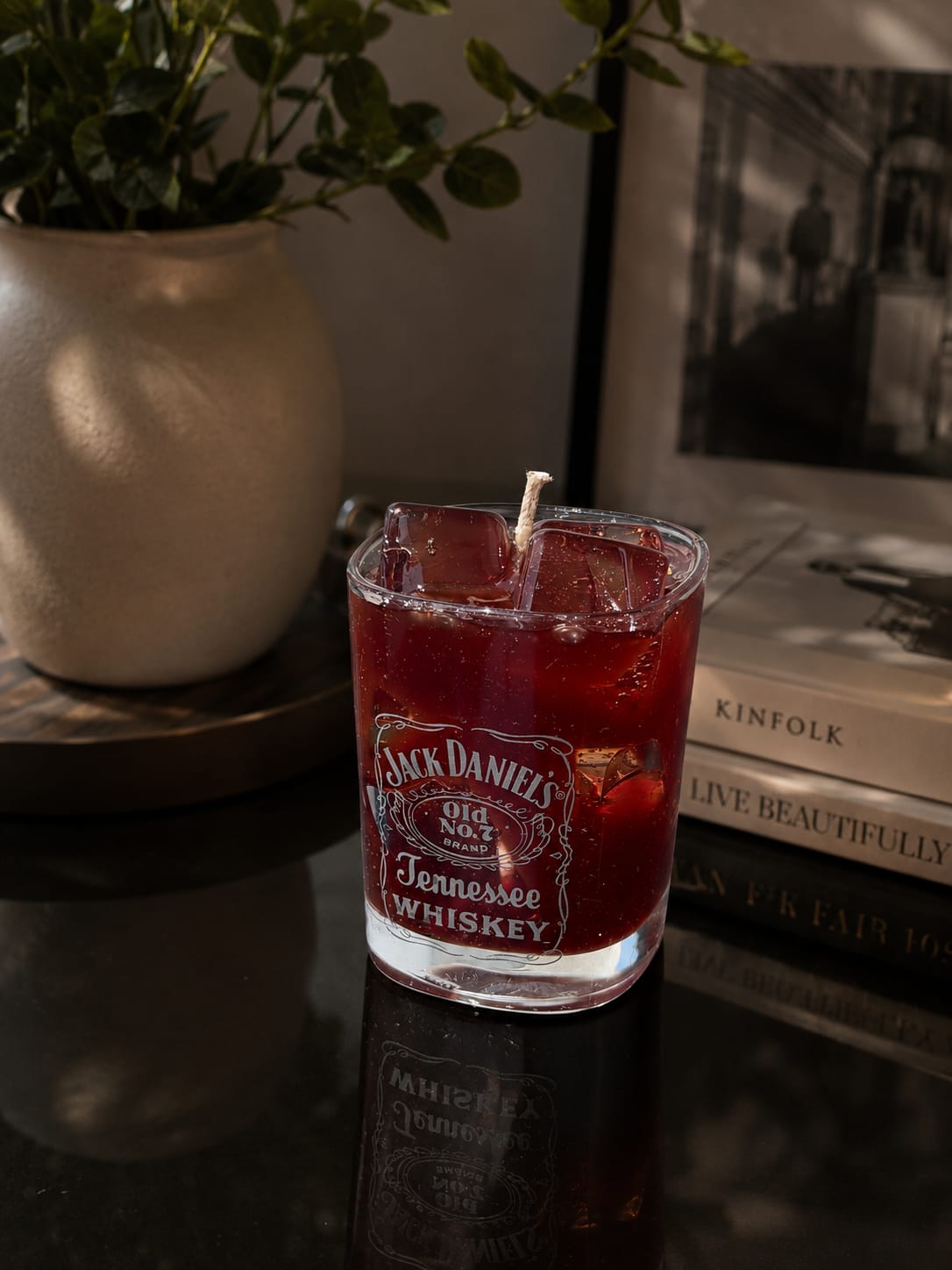 Detailaufnahme der Jack Daniel’s Whiskey Kerze – Harvest Moon Nahaufnahme einer handgefertigten Jack Daniel’s Whiskey-Kerze mit Gel-Eiswürfeln und Duft Harvest Moon.